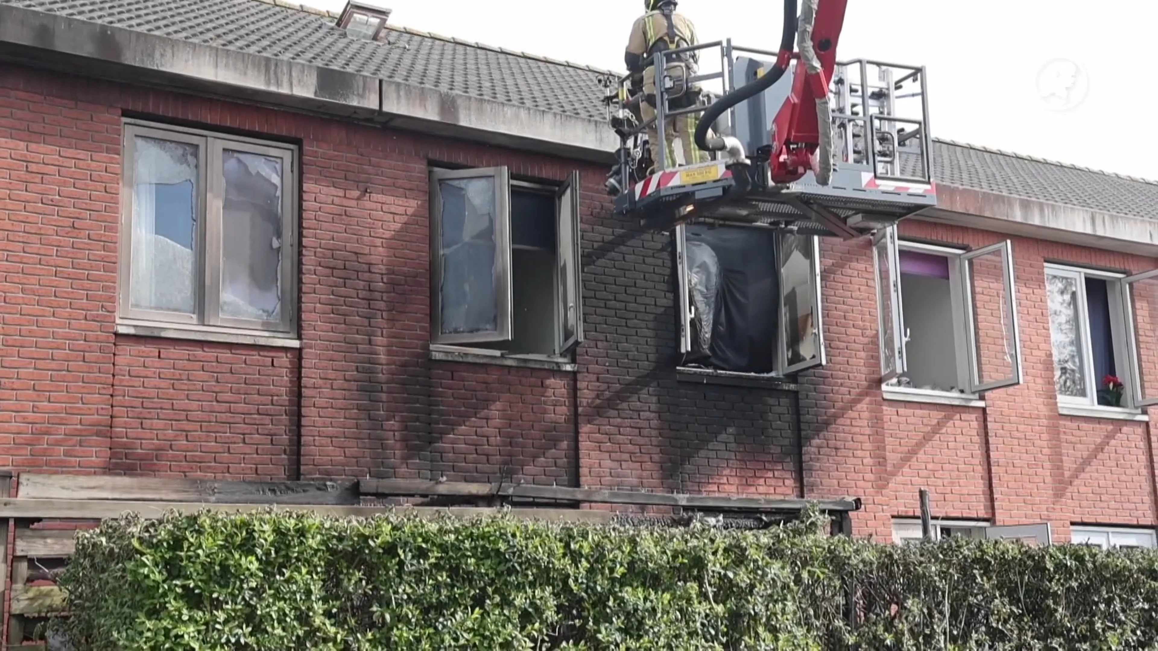 Grote brand bij woning in Nootdorp, gevel zwaar beschadigd