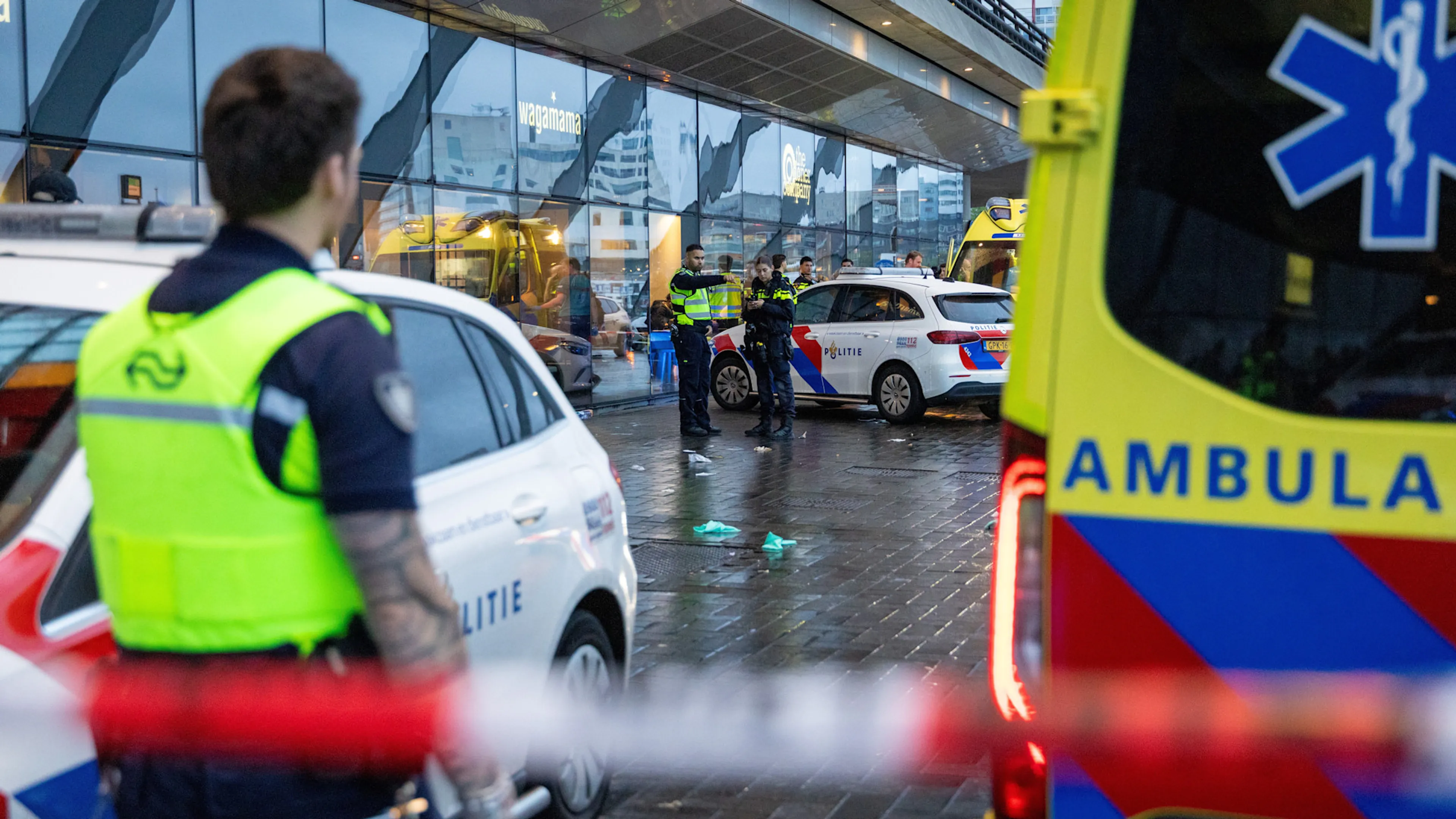 Drie mensen neergestoken bij station Amsterdam Centraal
