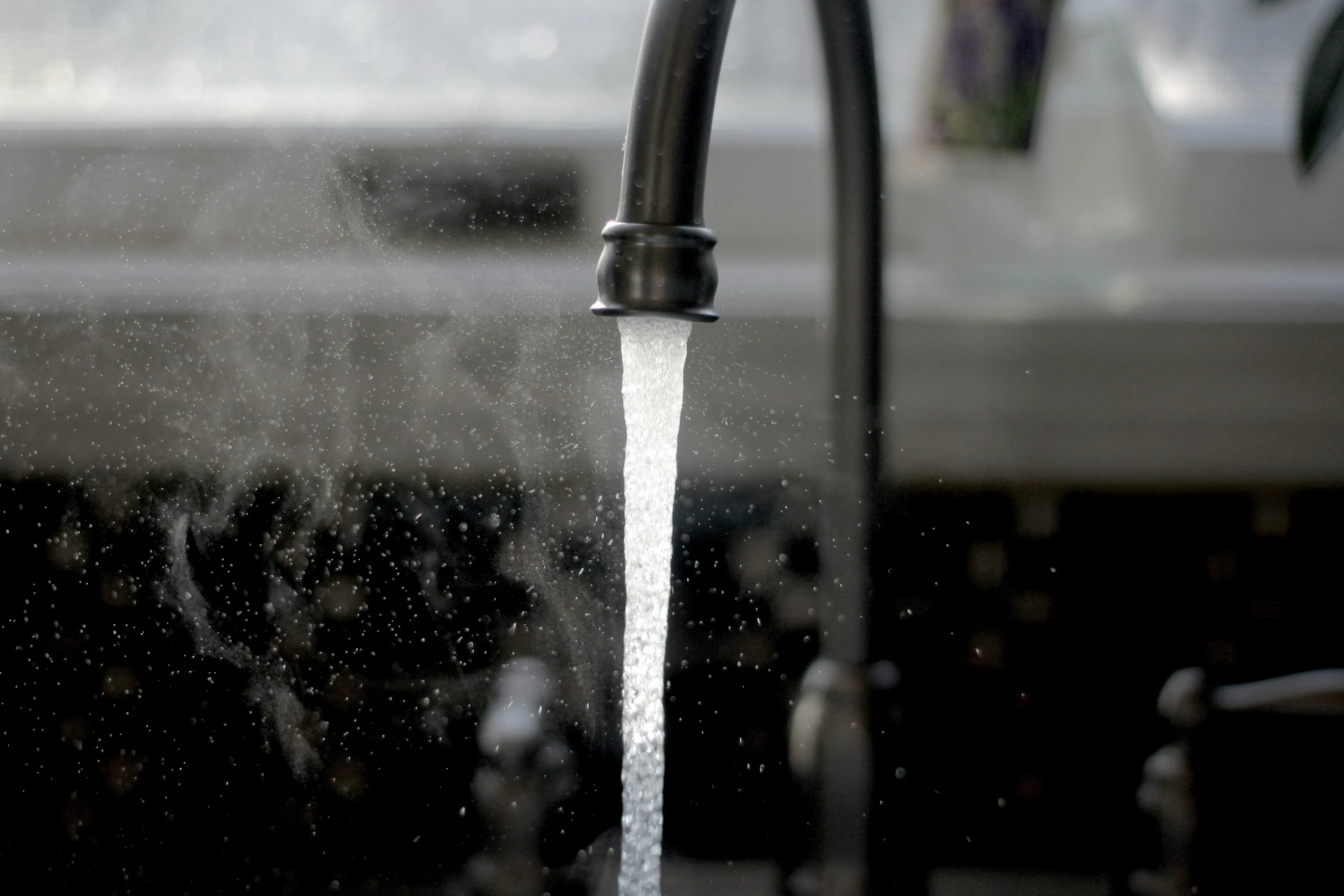 GGD waarschuwt vakantiegangers: spring niet meteen onder de douche bij thuiskomst