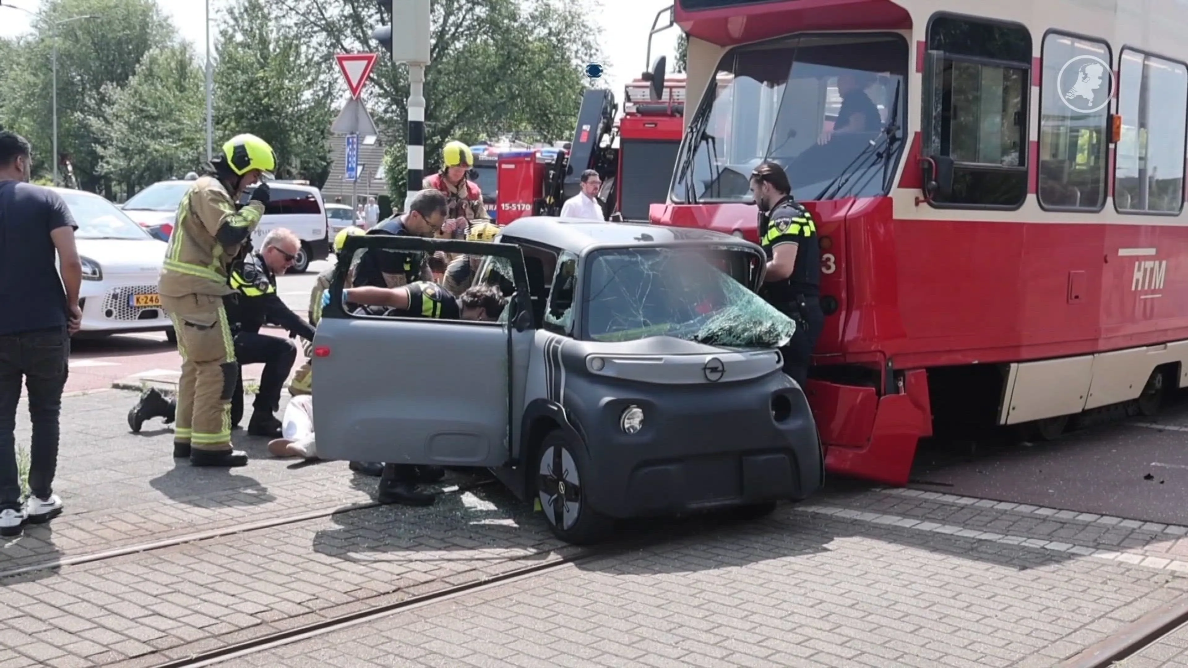 Twee gewonden bij flinke klap tussen kleine auto en tram in Den Haag