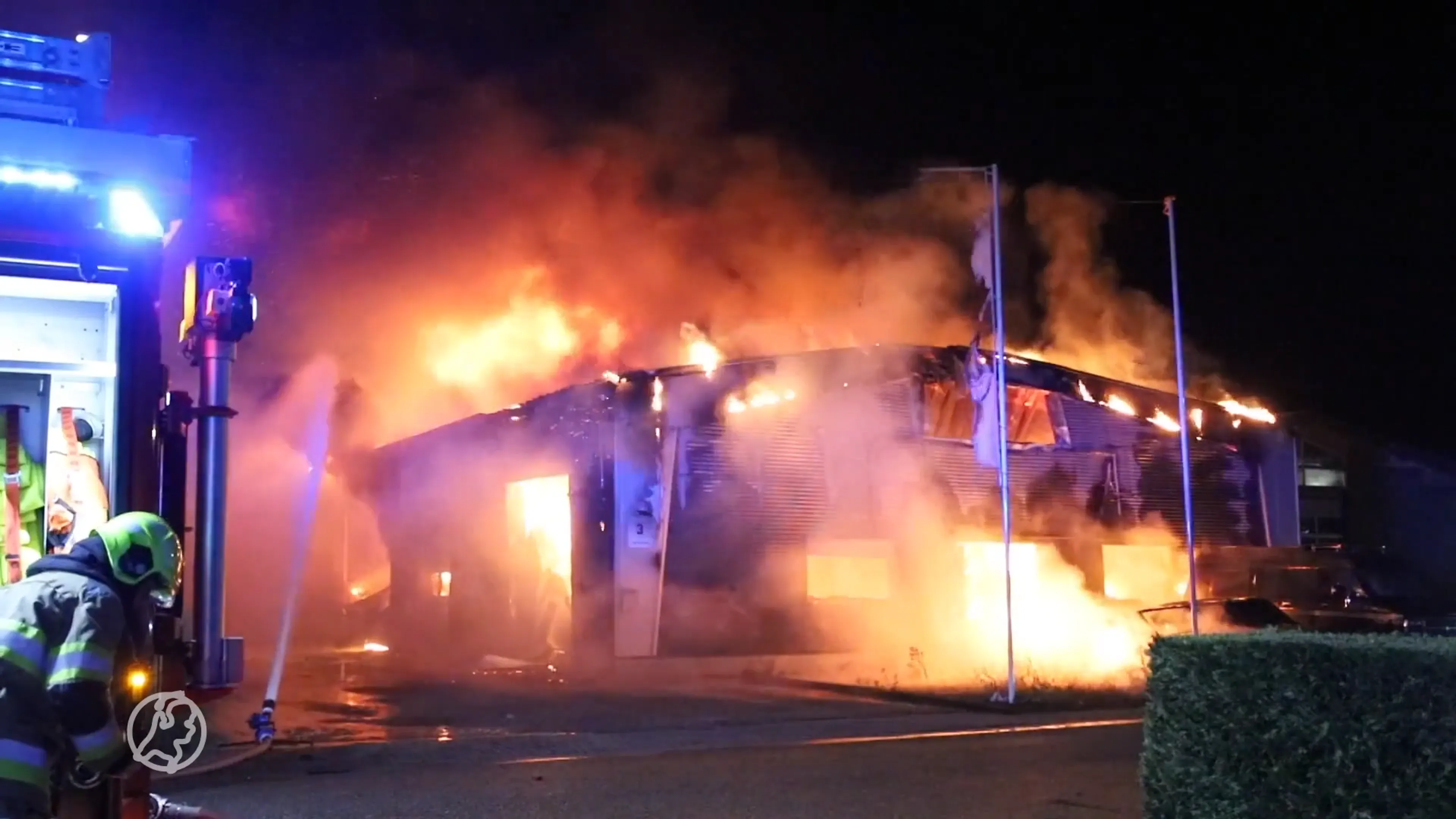 Enorme brand bij bedrijven in Tiel, Evangelische Zendingsgemeente gered