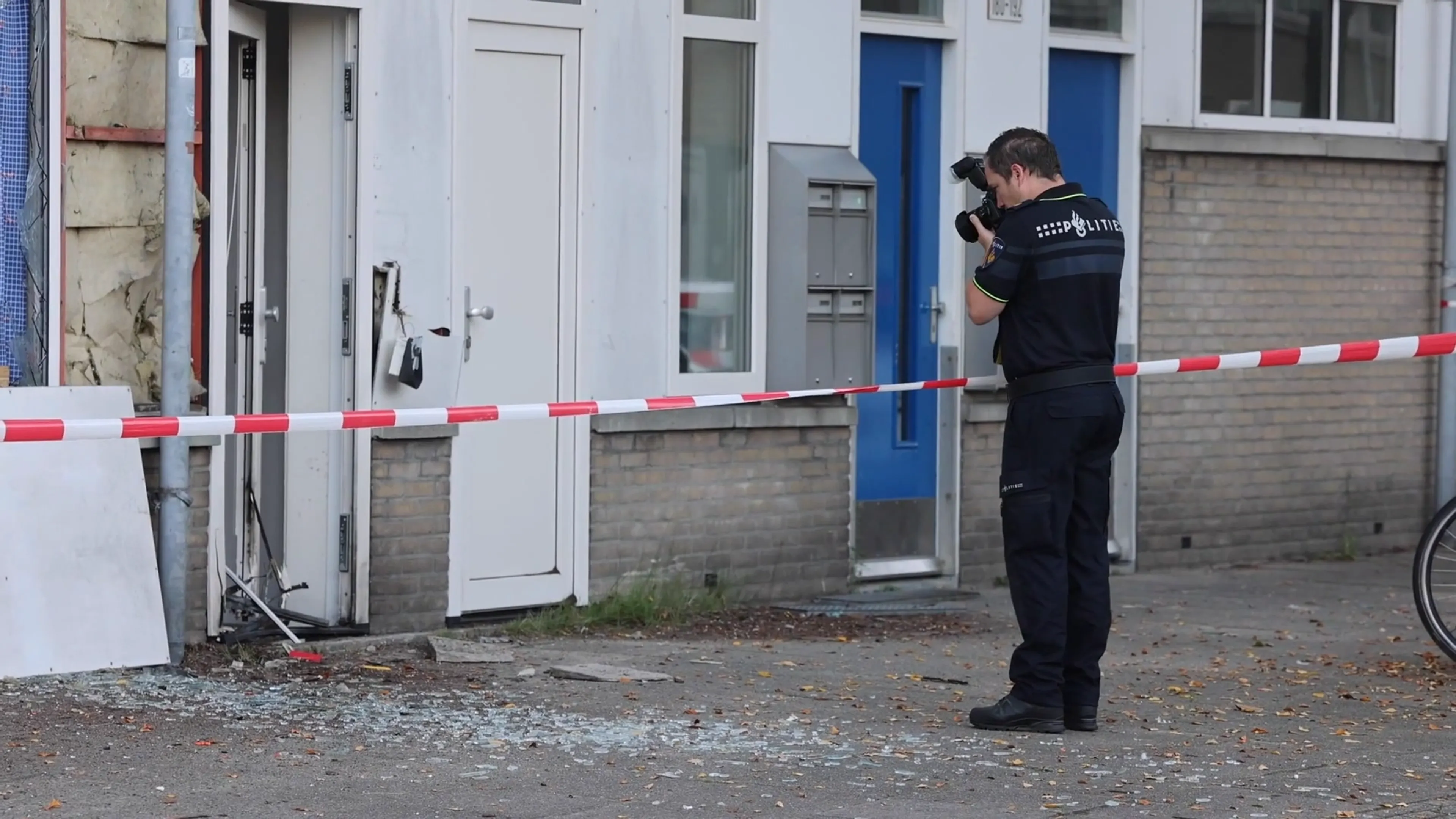 Explosie blaast deur van woning in Amsterdam-Noord eruit