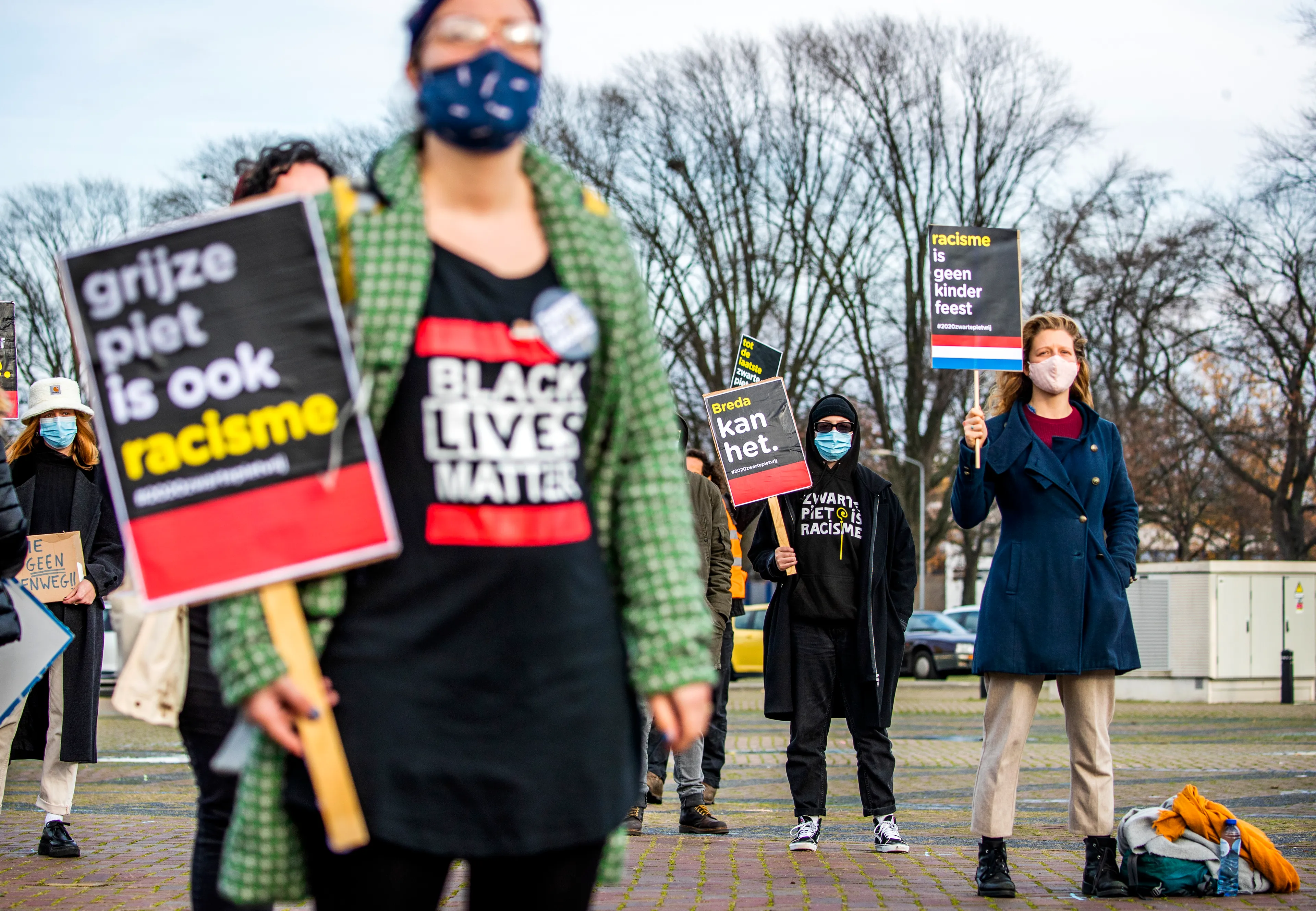 Tientallen betogers demonstreren tegen Zwarte Piet in Breda