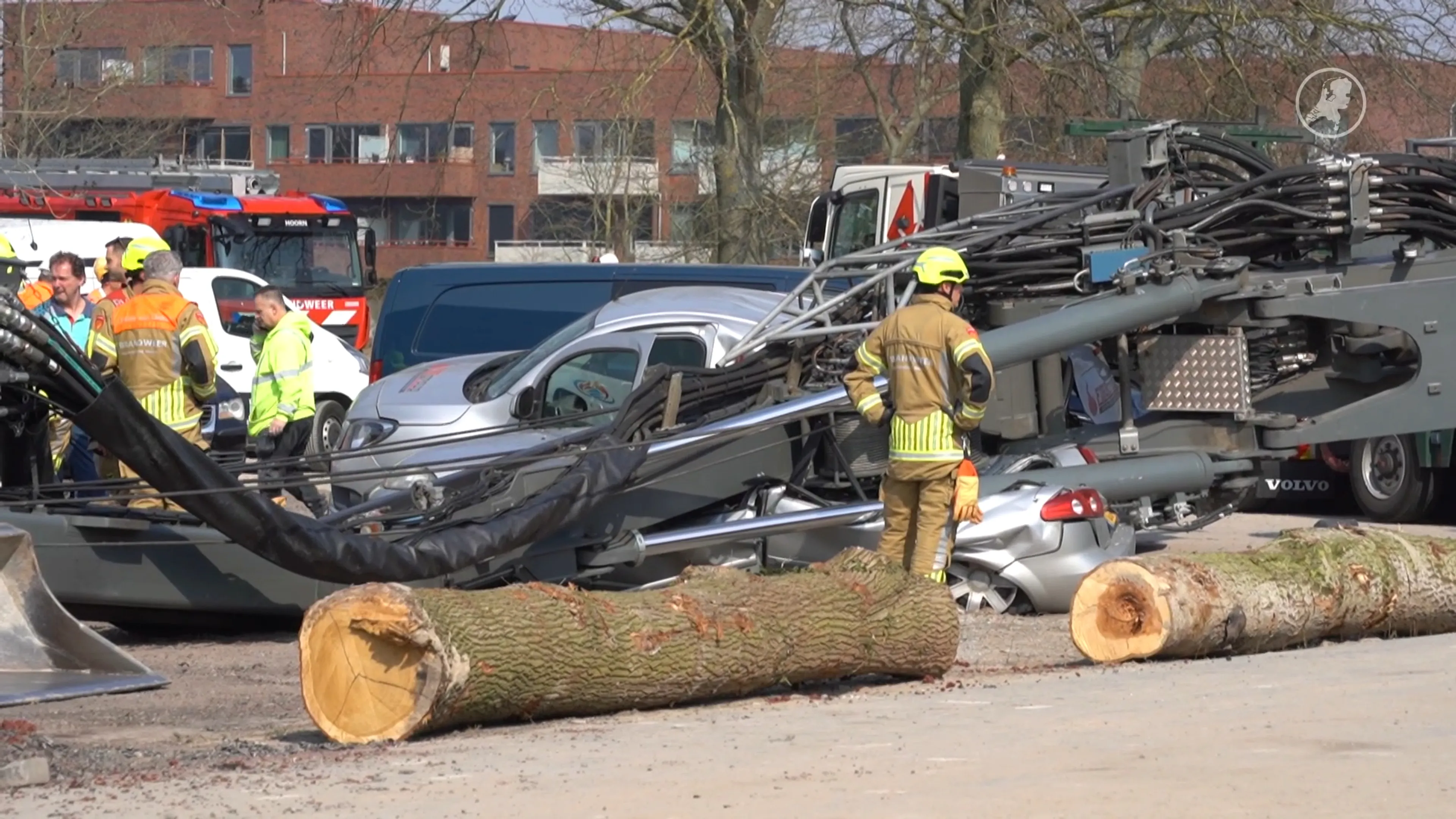 Heimachine valt om op bouwplaats in Hoorn, auto’s zwaar beschadigd