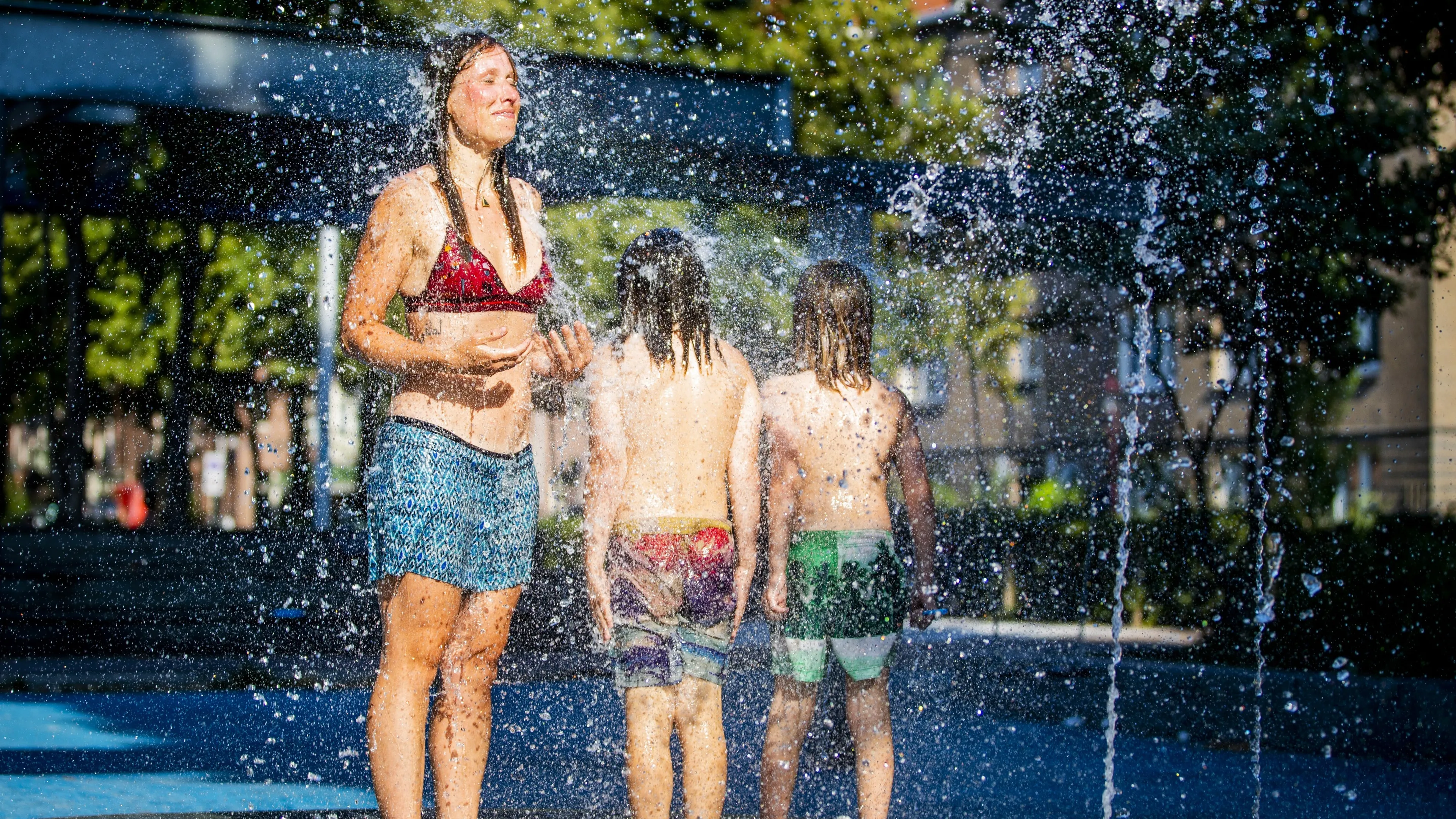 Tropisch warm met lokaal 37 graden, daarna koeler en kans op buien