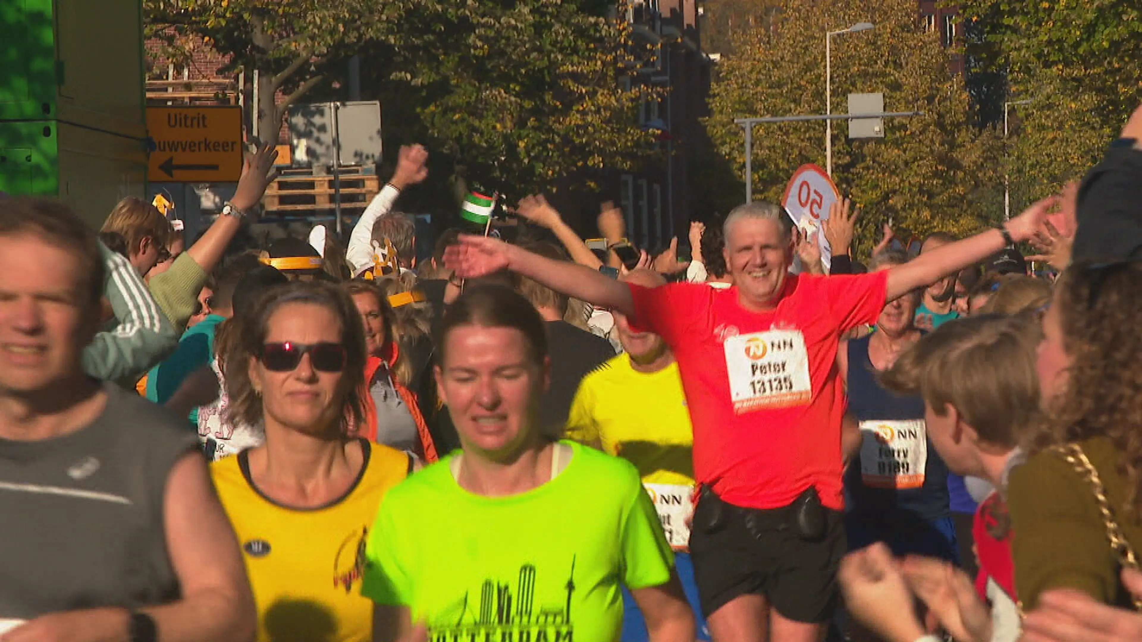 Eindelijk weer rennen in de marathon van Rotterdam: 'Feestje om hier te mogen staan!'