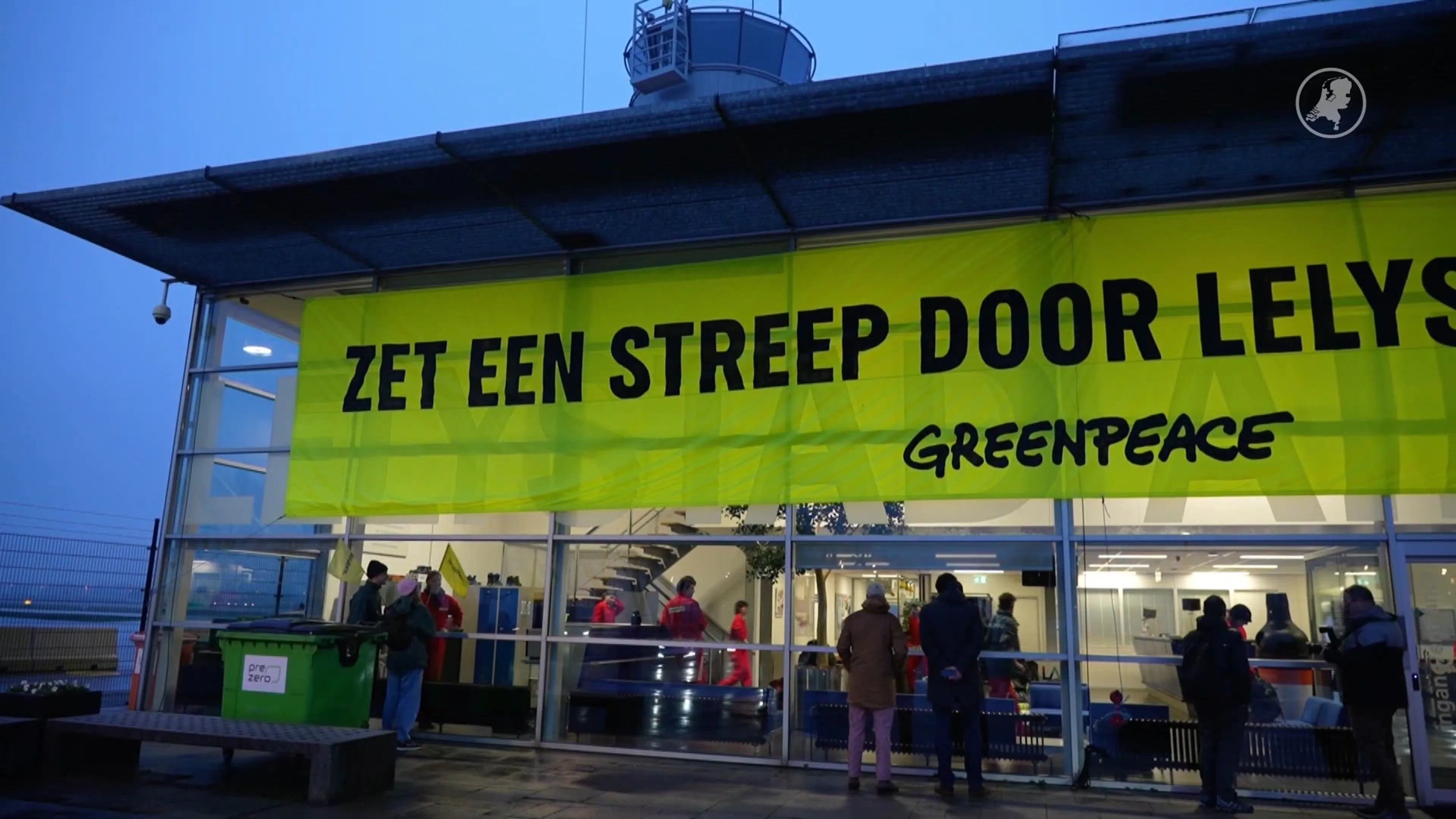 Actievoerders van Greenpeace bezetten Lelystad Airport