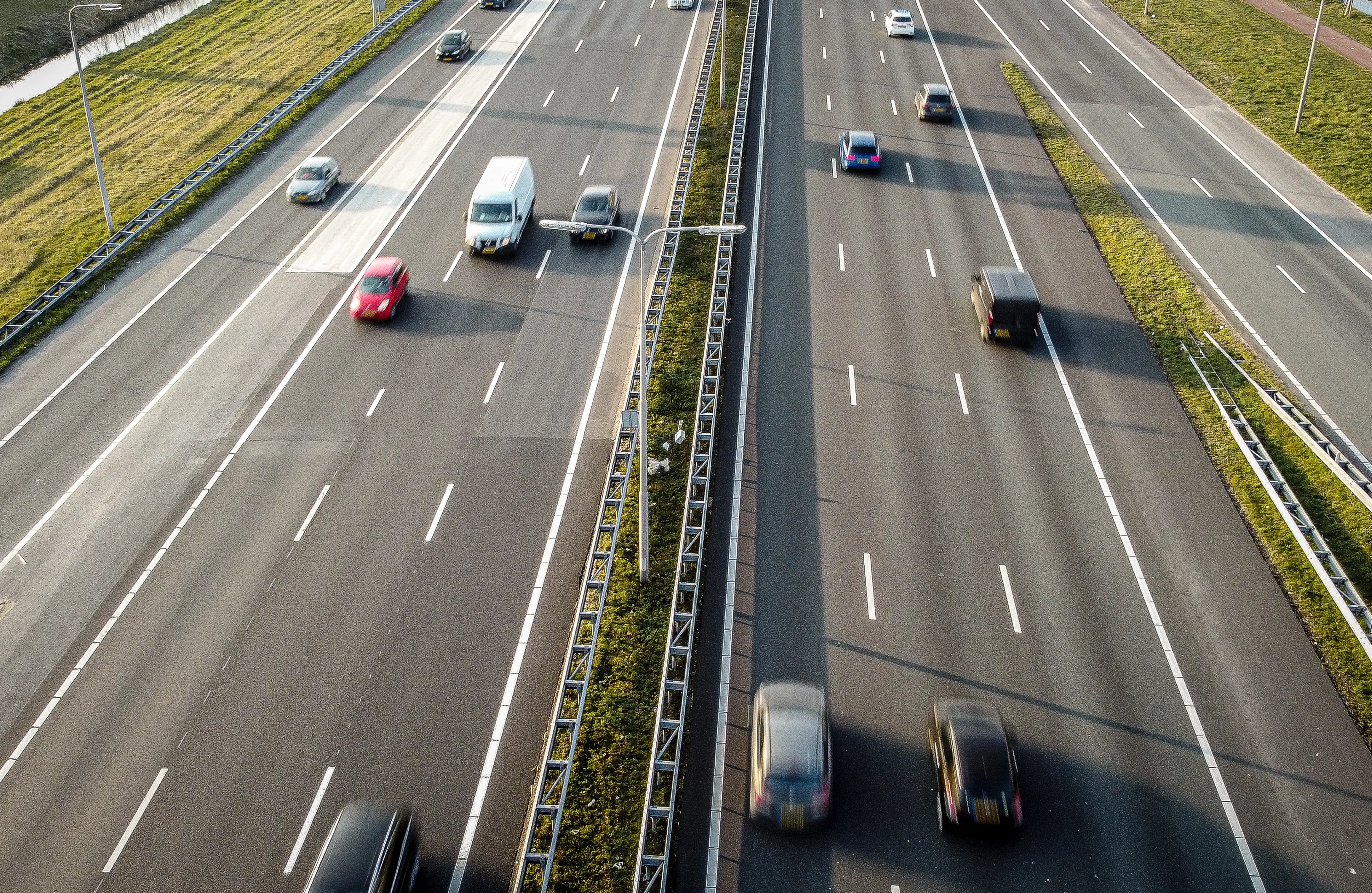 Bak grind over rijdende auto's gestrooid op A2: 'Ze zagen niks meer'