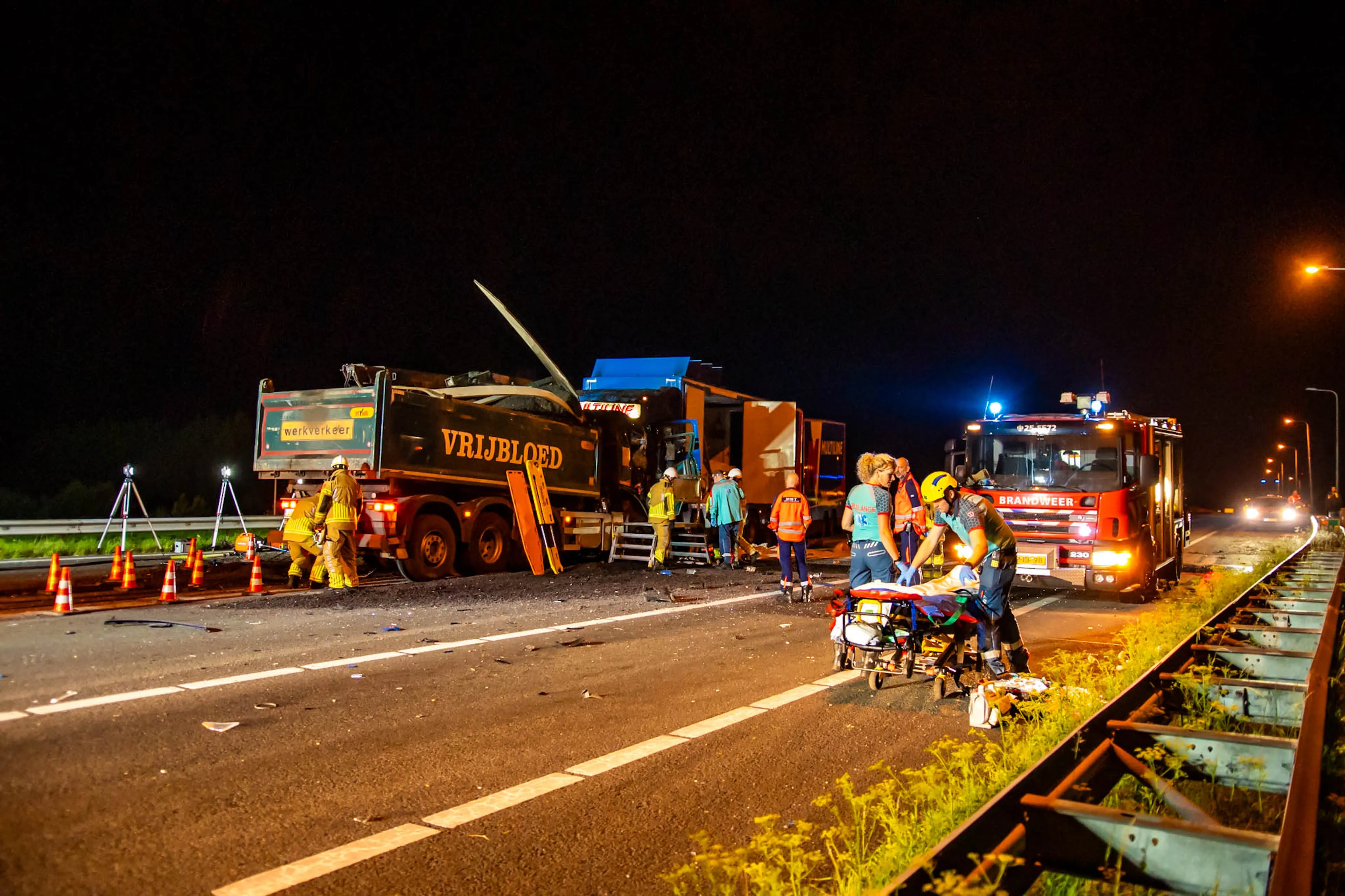 Ernstig ongeluk op A6 bij Lelystad: chauffeur zit uren bekneld na botsing