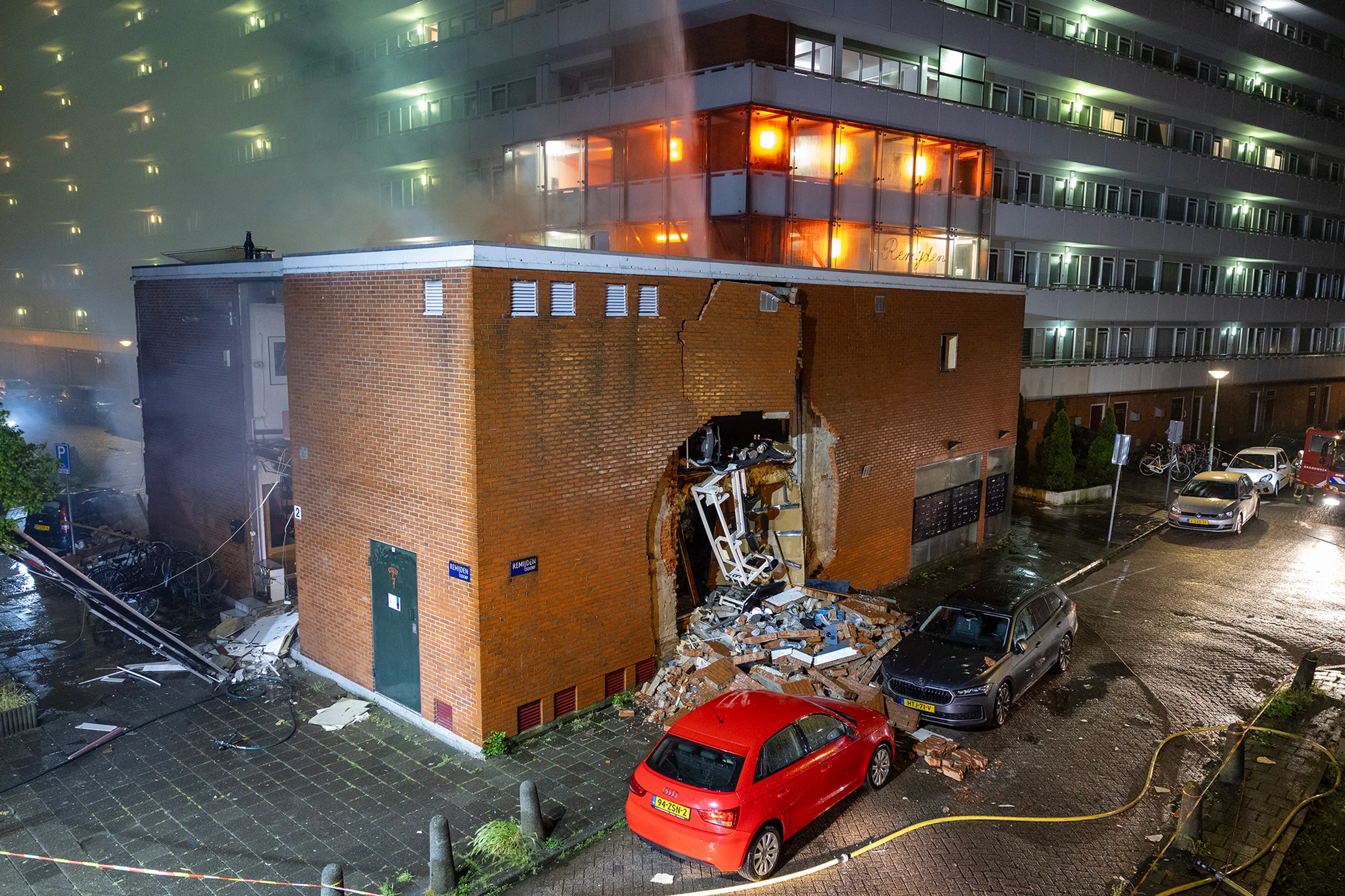 Zeker zeven gewonden na explosie en grote brand bij flat in Amsterdam