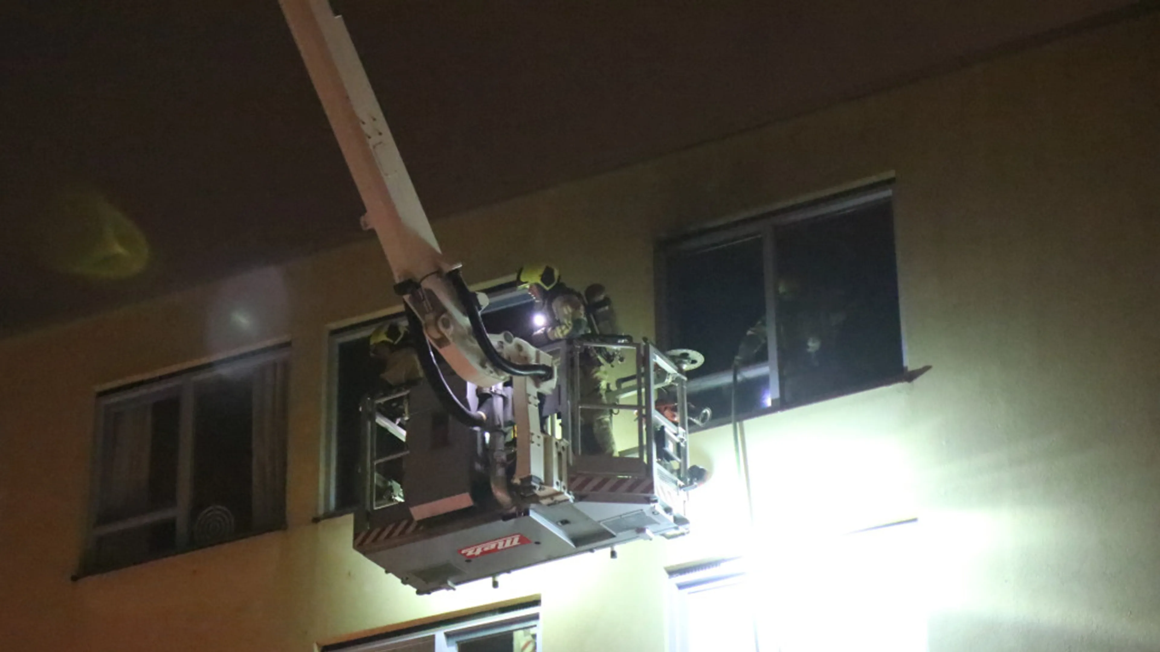 Brand in Haags appartementencomplex: bewoner gewond afgevoerd