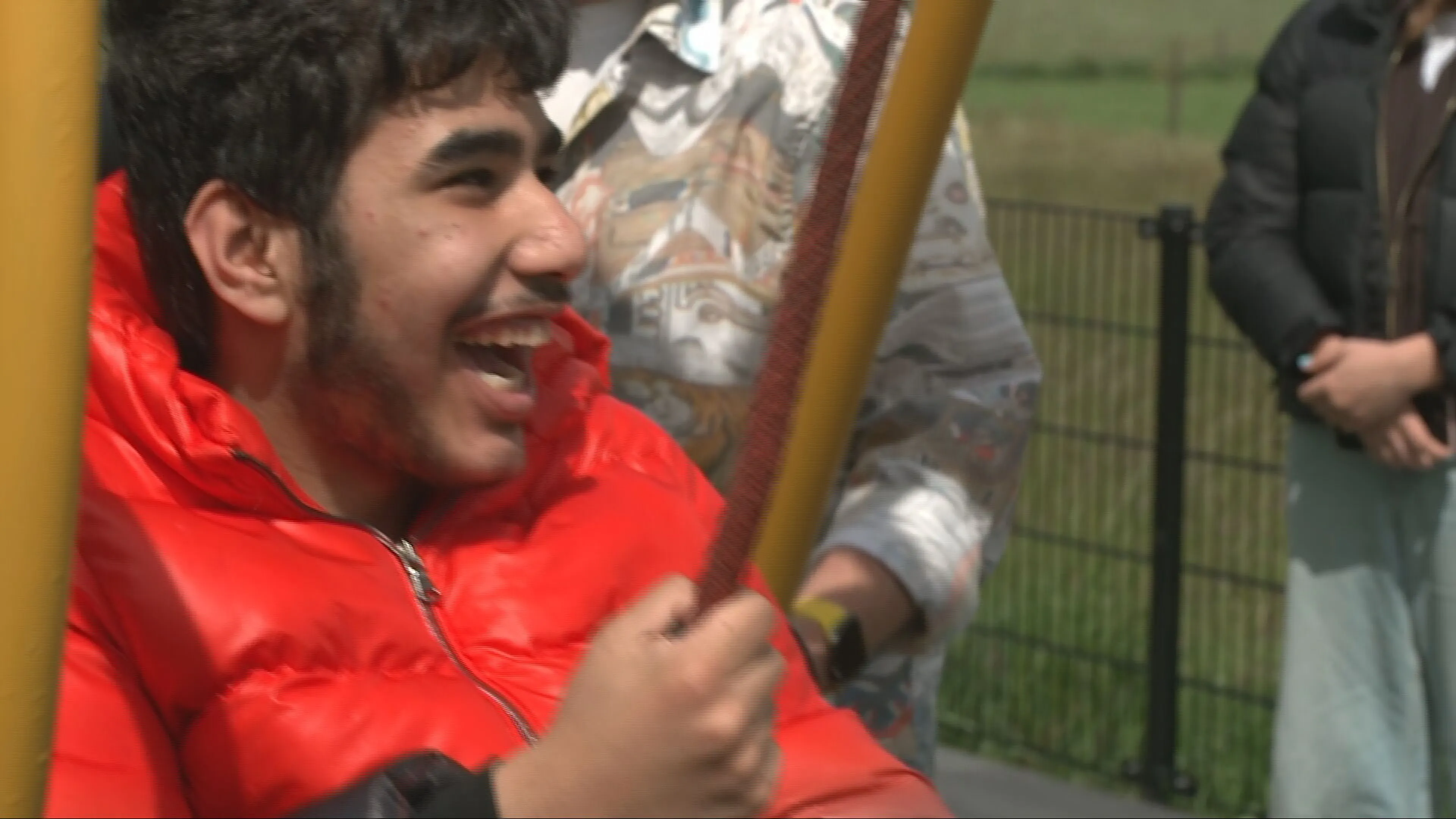  Gehandicapte kinderen kunnen nergens spelen, dus bouwt moeder zelf speeltuin