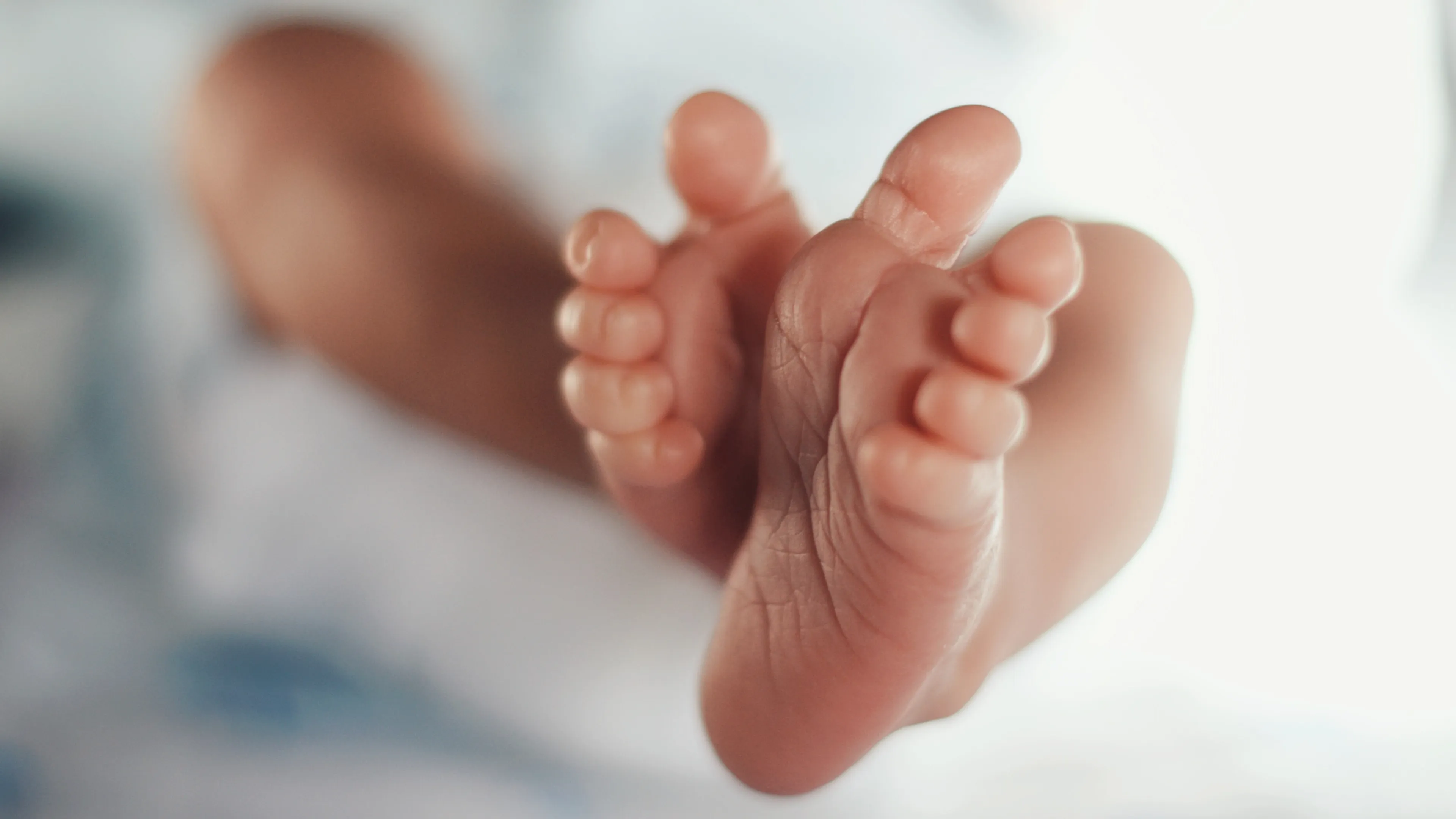 Trudy moest gedwongen haar kind afstaan: 'Baby werd tussen haar benen weggehaald'