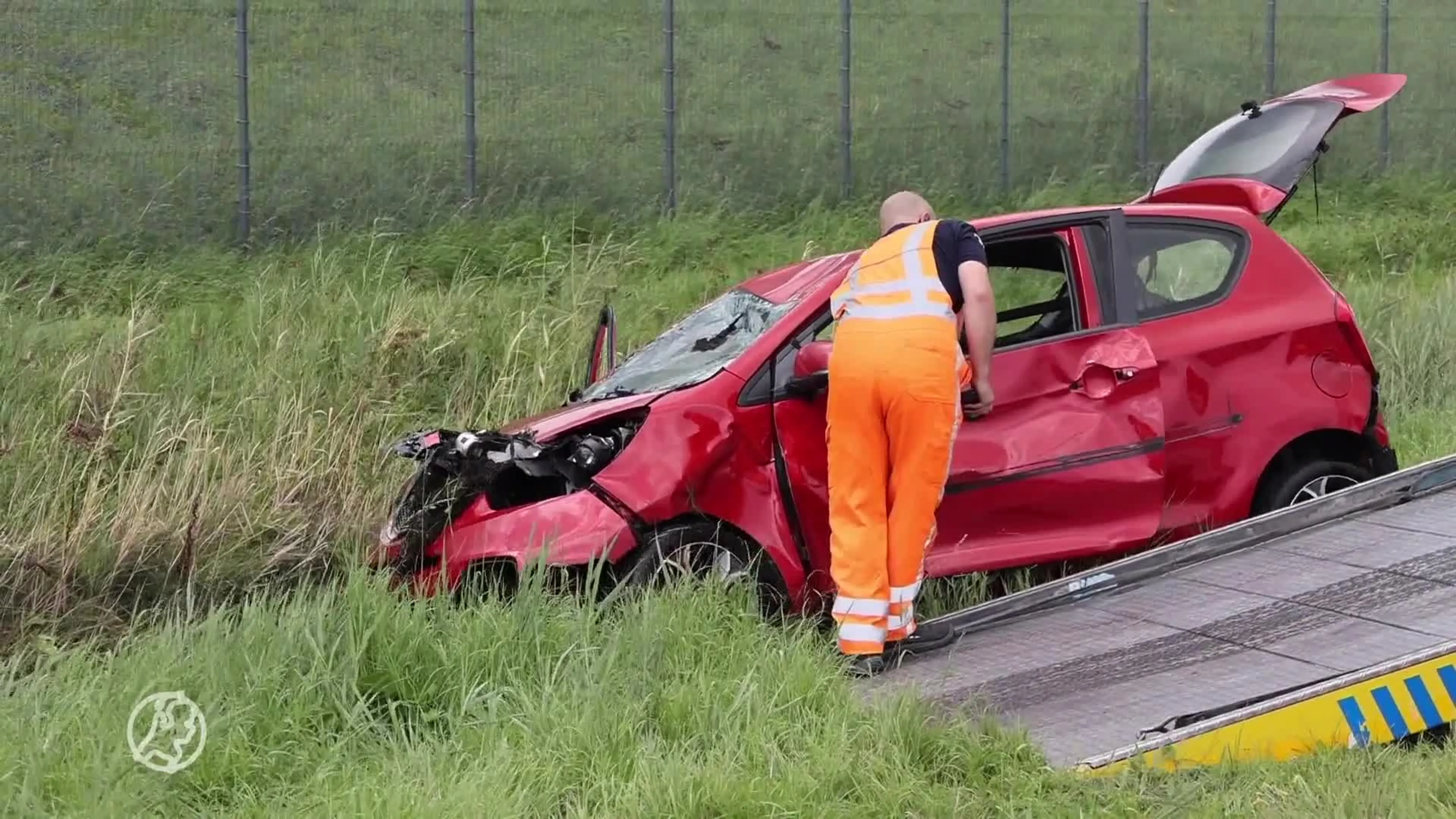 Omstanders redden autobestuurder uit het water in Nieuwe Hoefweg Bleiswijk