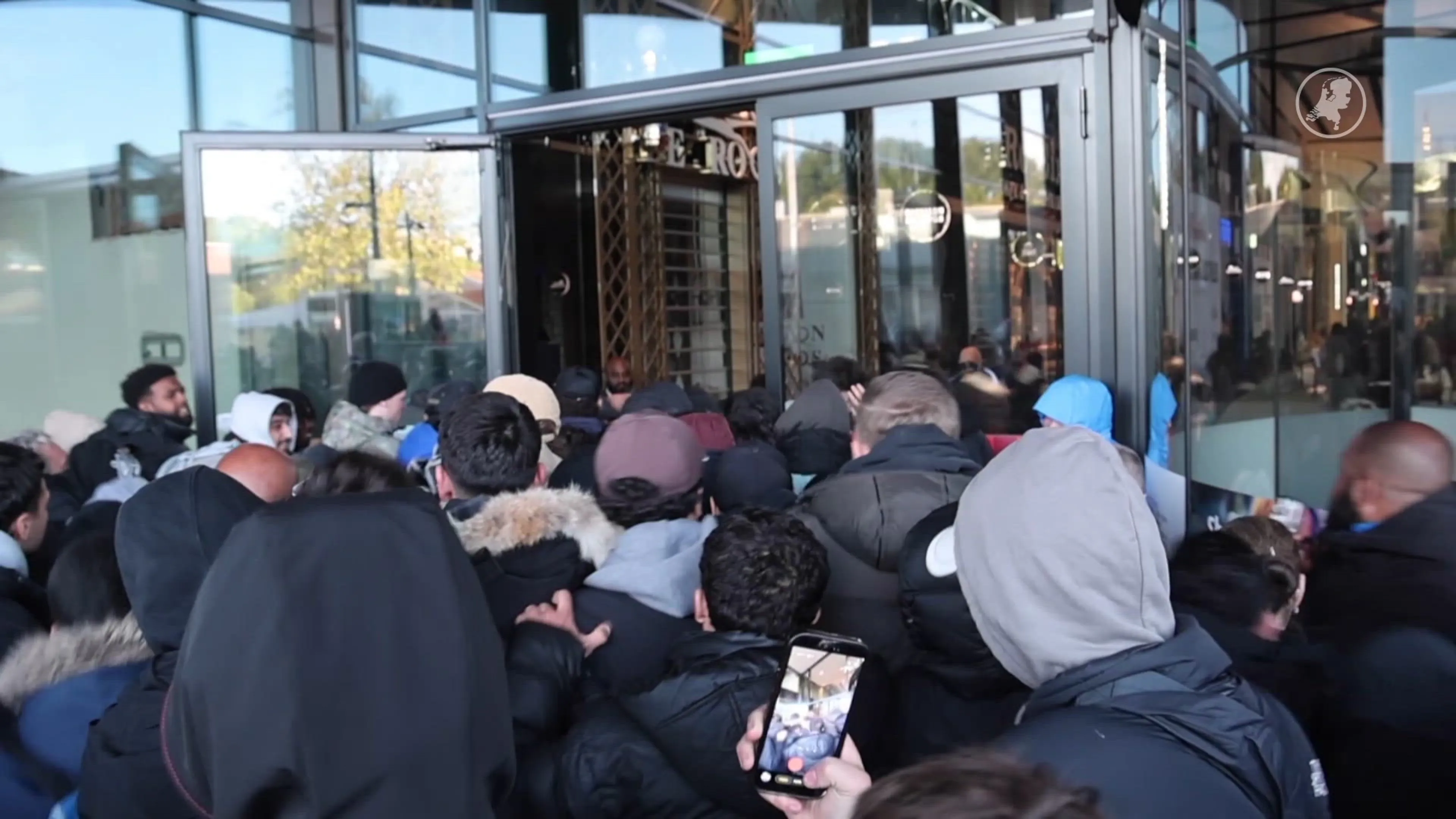Gekte om verkoop nieuw horloge bij Mall of the Netherlands in Leidschendam