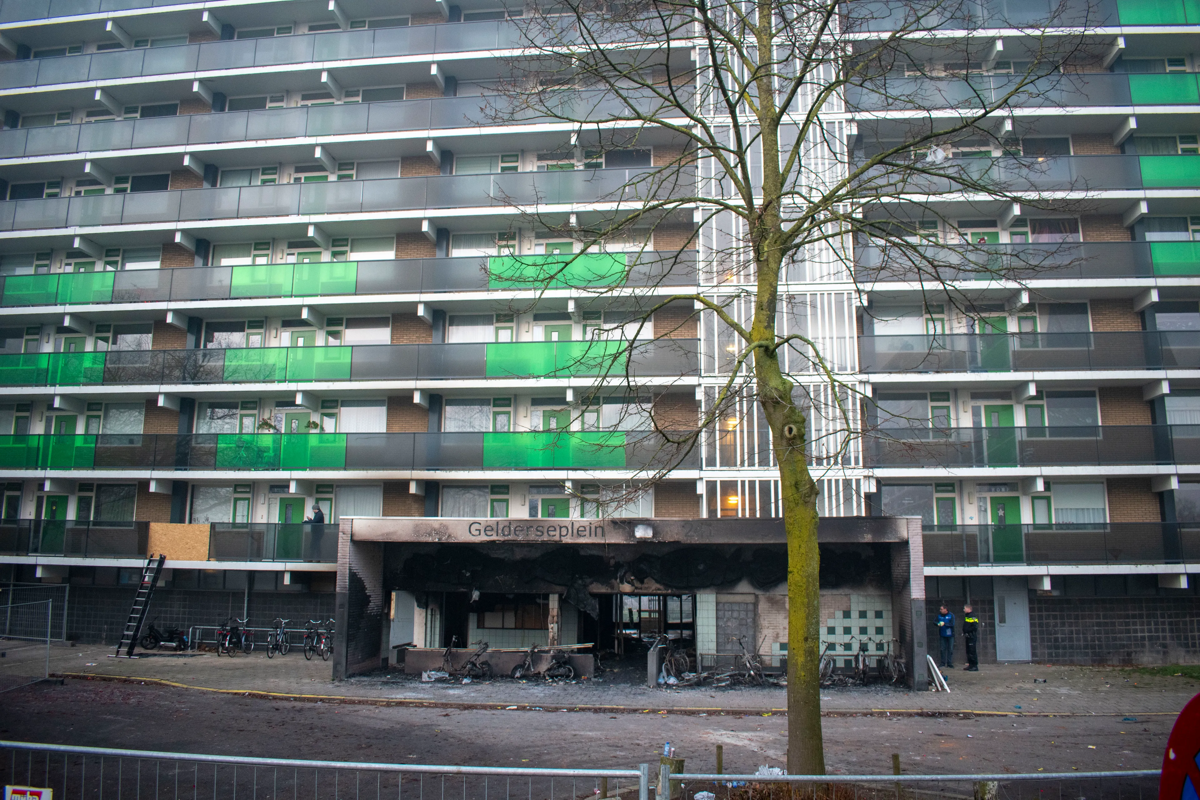 Politie: Arnhemse flatbrand ontstond door vuurwerk dat op bank was gelegd