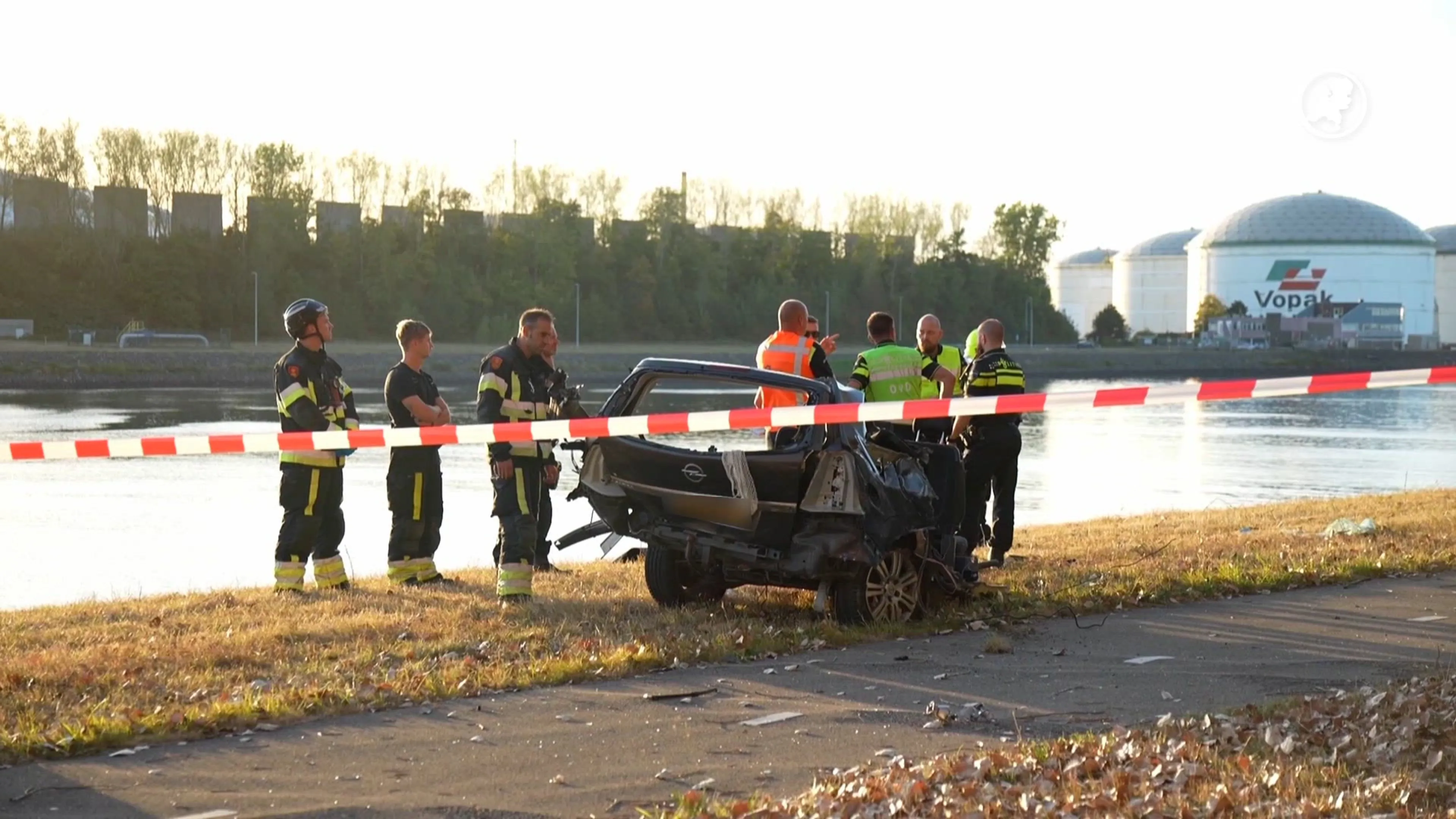 Bestuurder overlijdt bij zwaar ongeval in Rozenburg: auto breekt doormidden