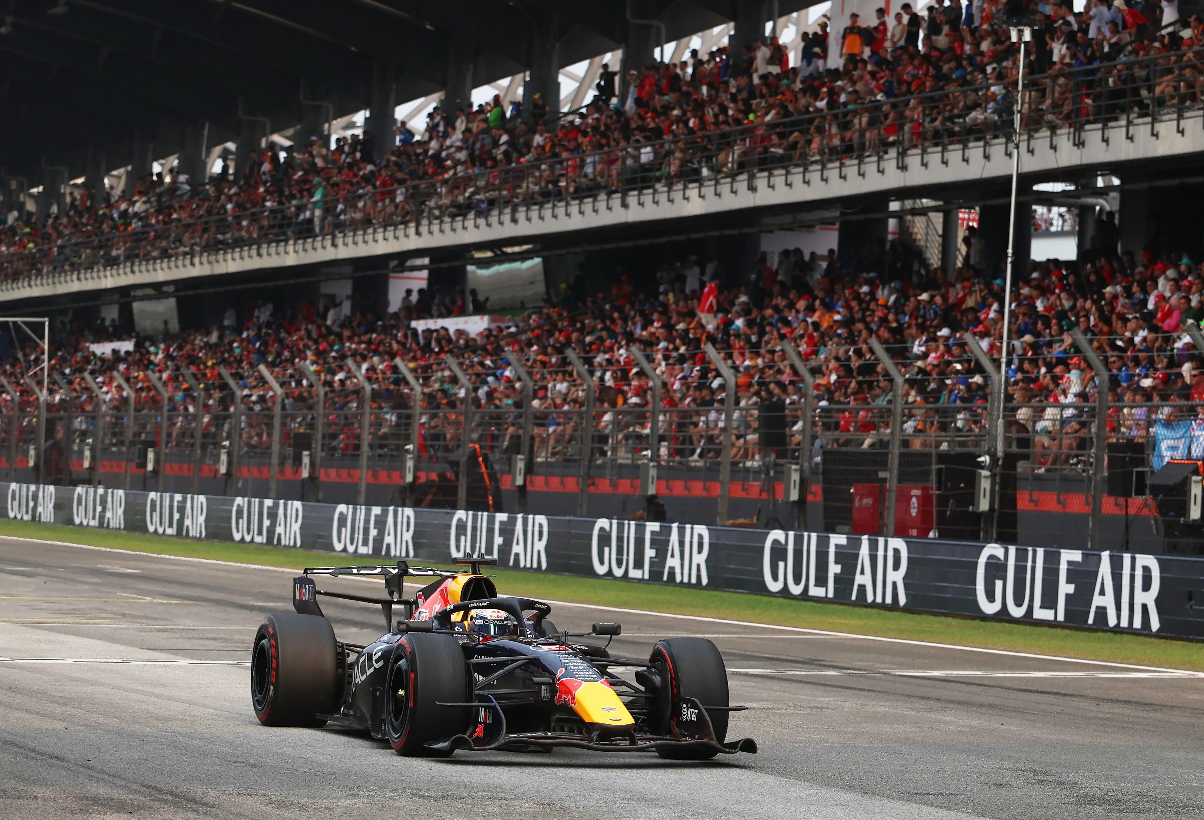 Verstappen slaat toe na chaos en pakt eerste zege van het seizoen