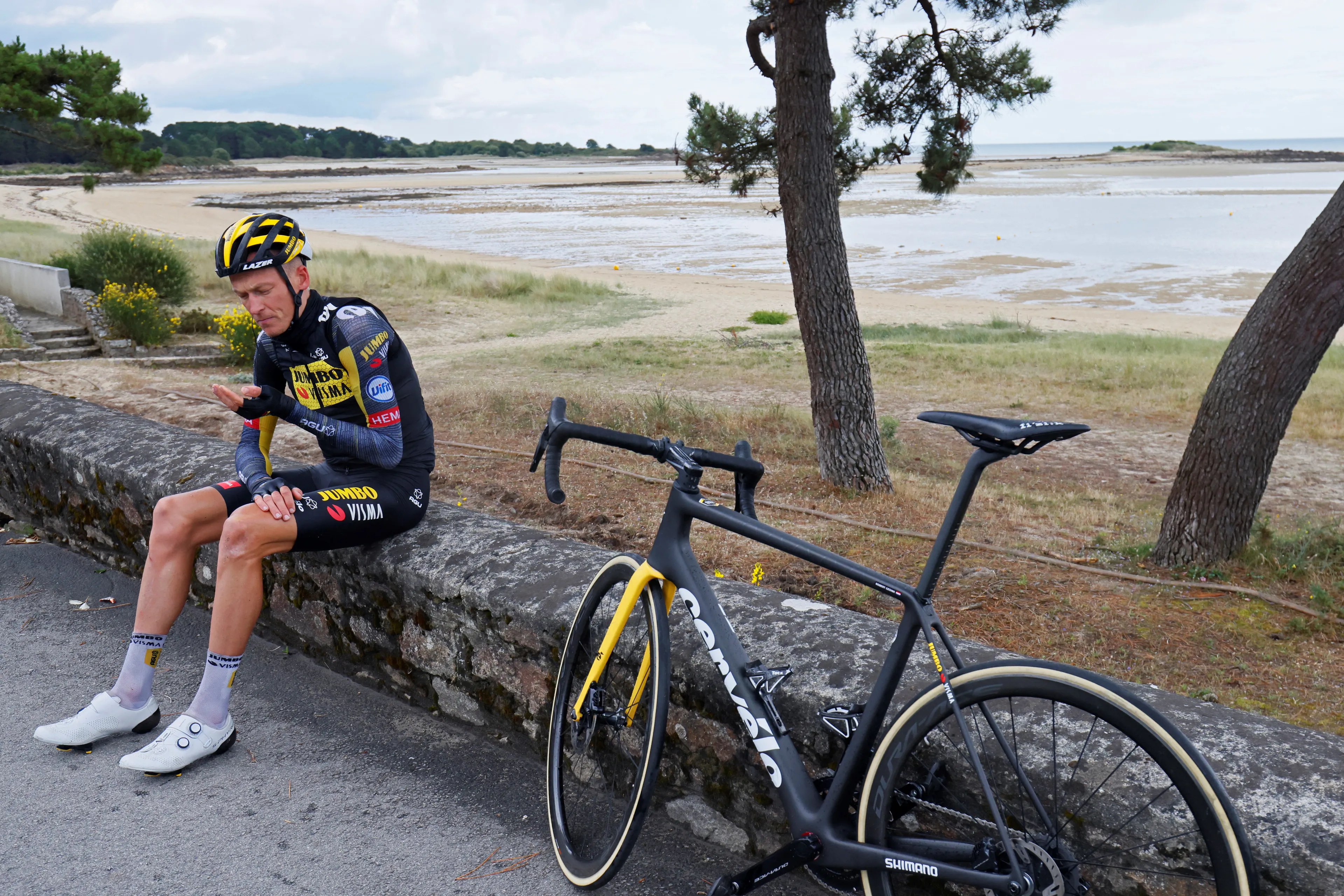 Gesink komt zwaar ten val en moet afstappen in derde Tour-etappe