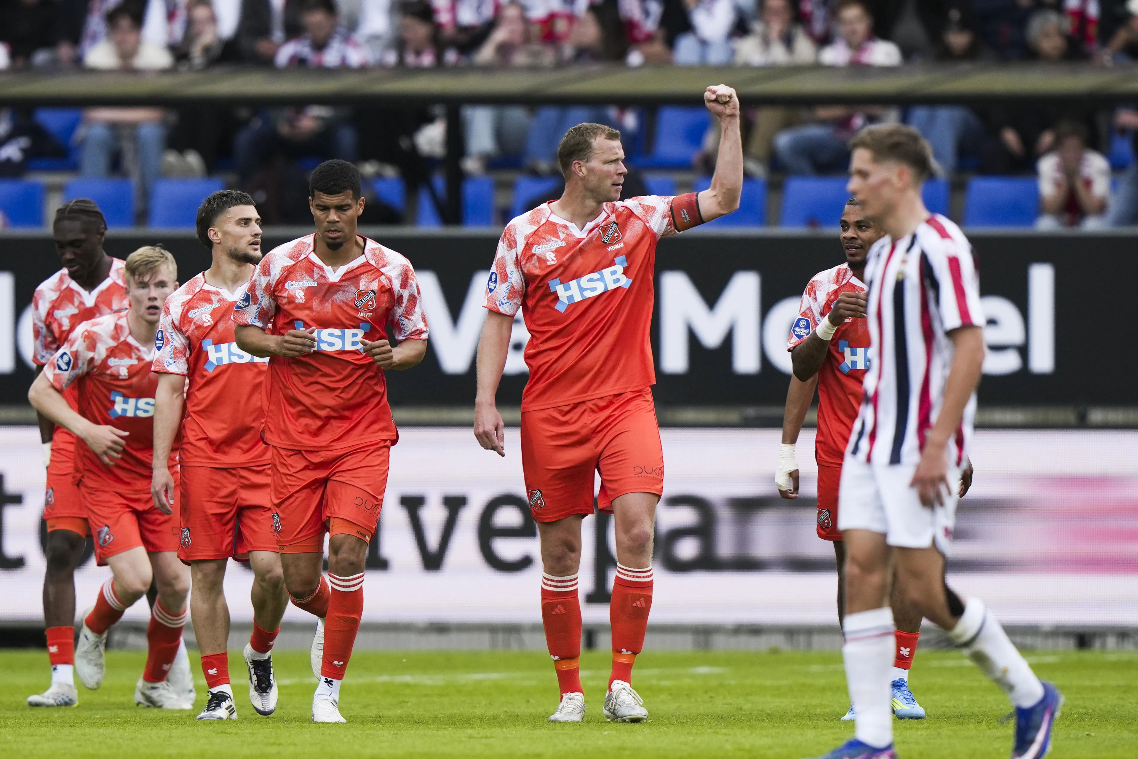 Volendam dichtbij langer Eredivisie-verblijf na zege in Tilburg