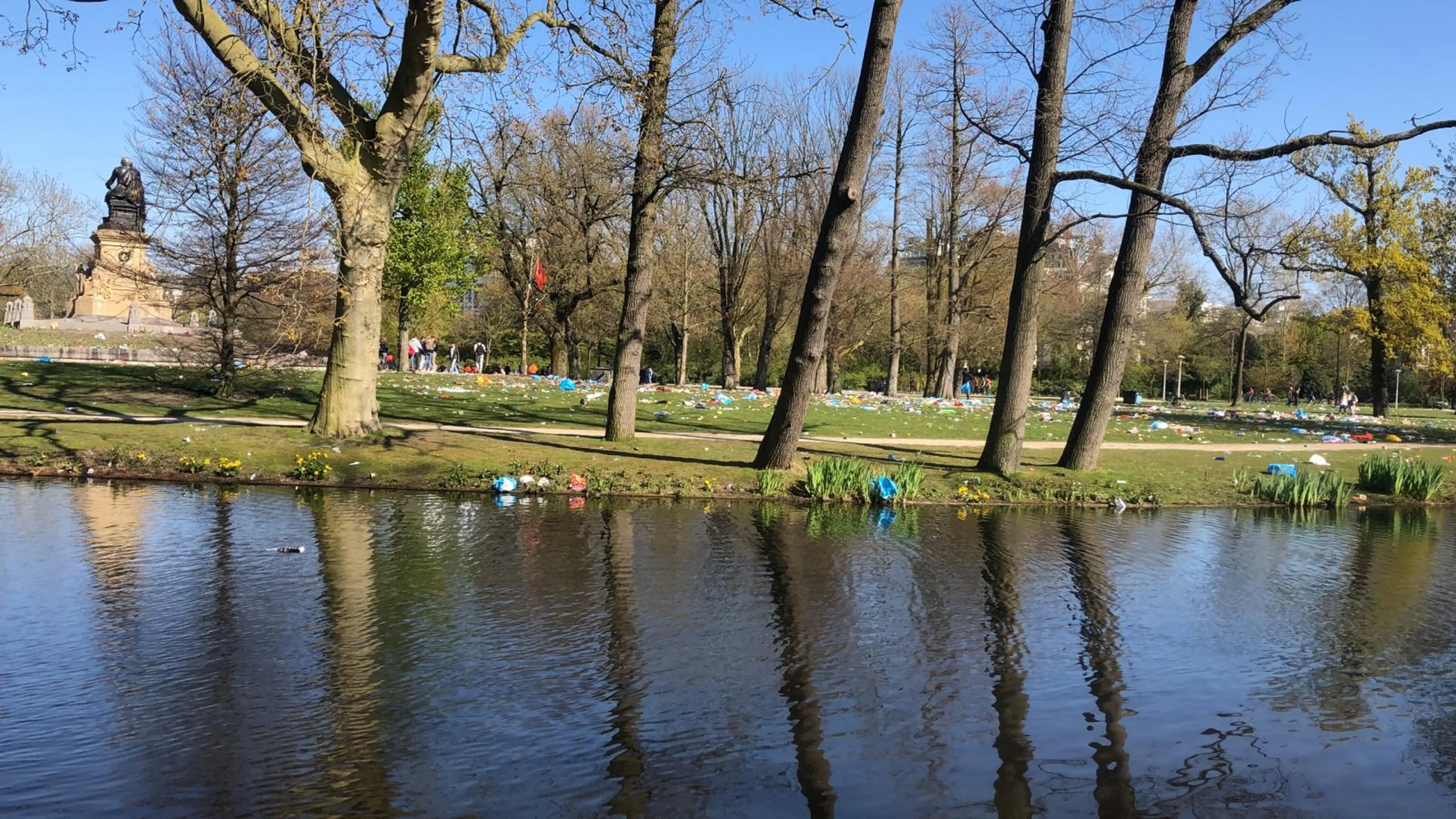 VIDEO: Feestvierende mensenmassa laat puinhoop achter in Vondelpark