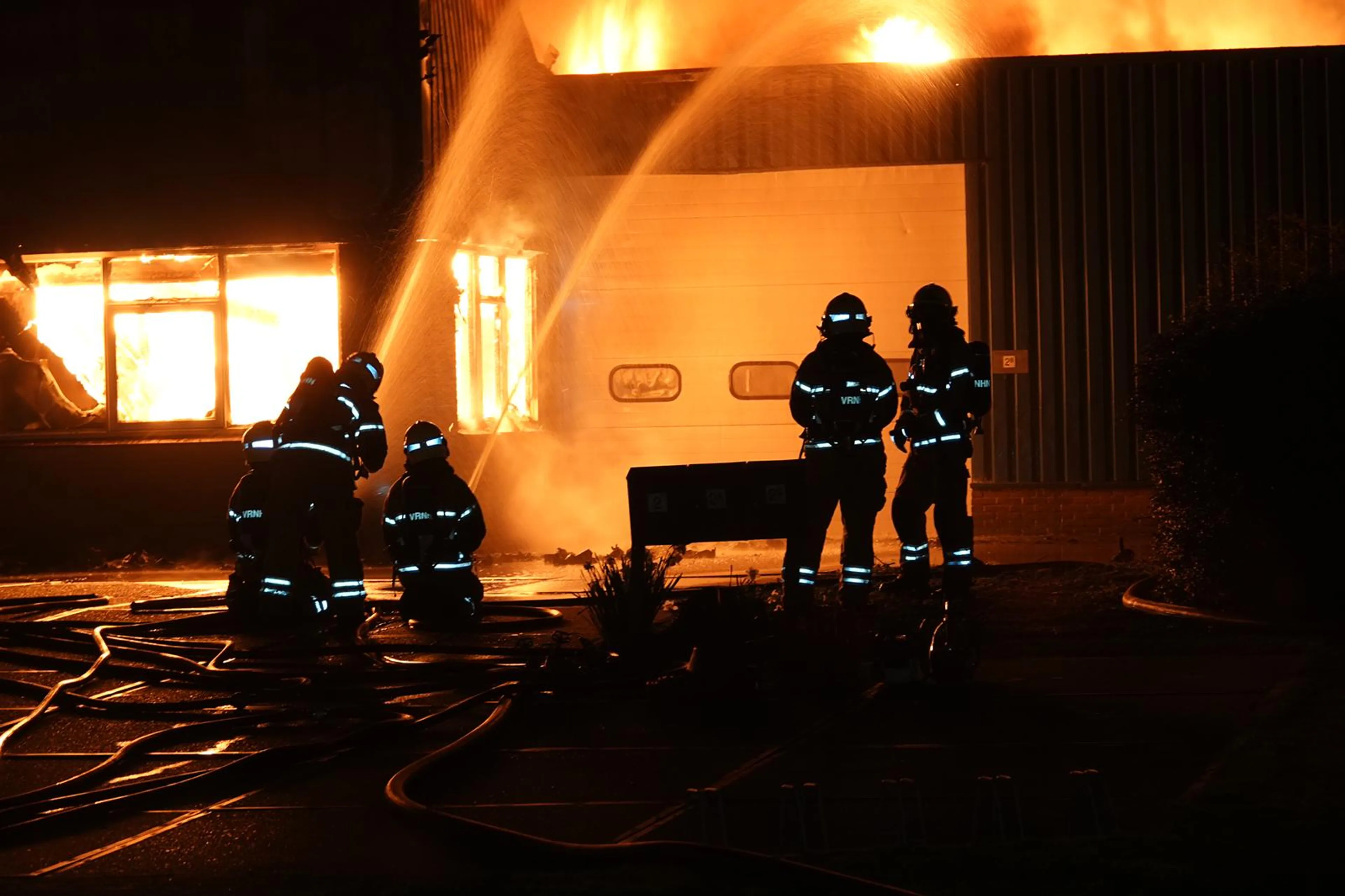 Zeer grote brand in autobedrijf in Hem, buurtbewoners geëvacueerd