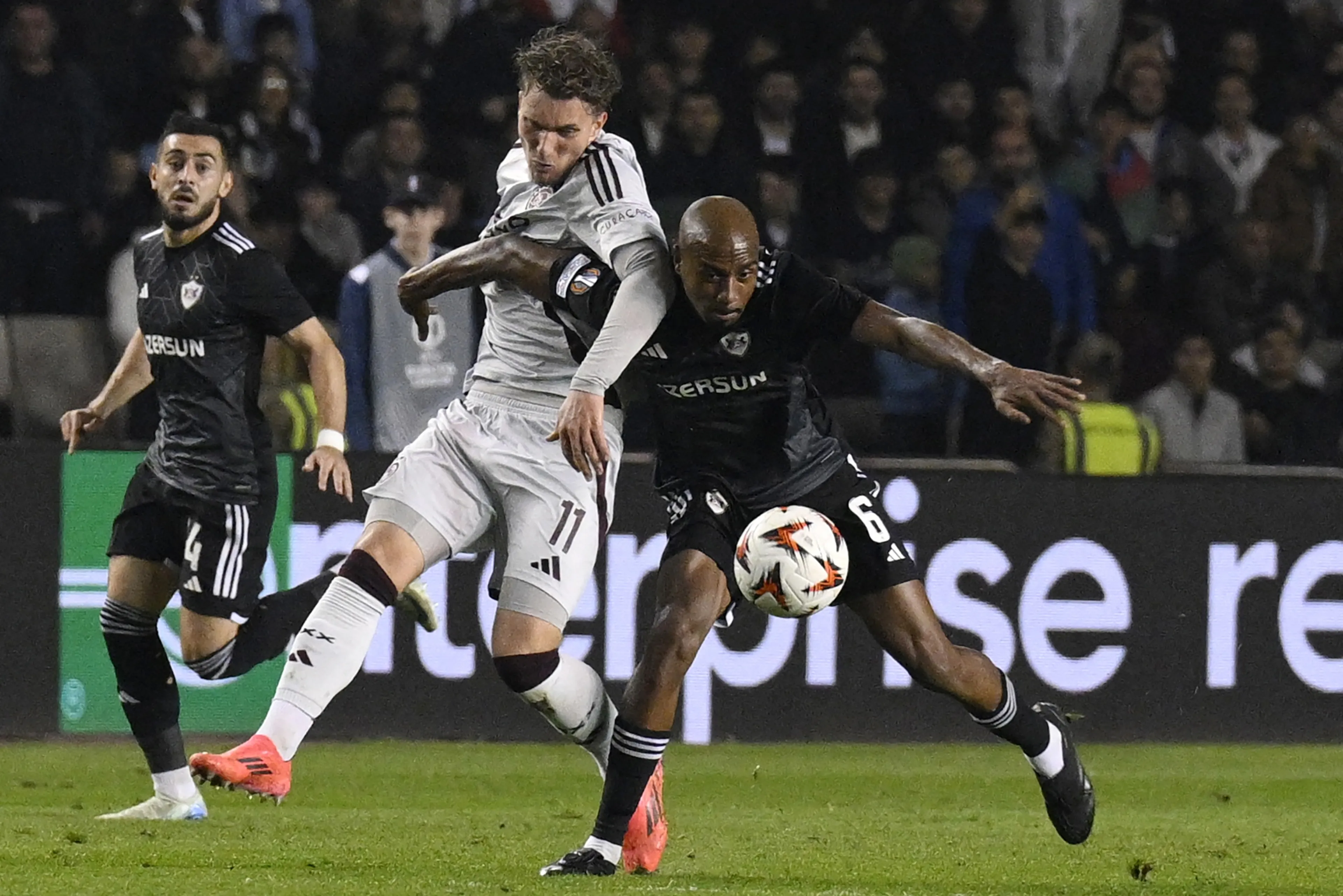 Ajax wint dankzij rode kaarten Qarabag