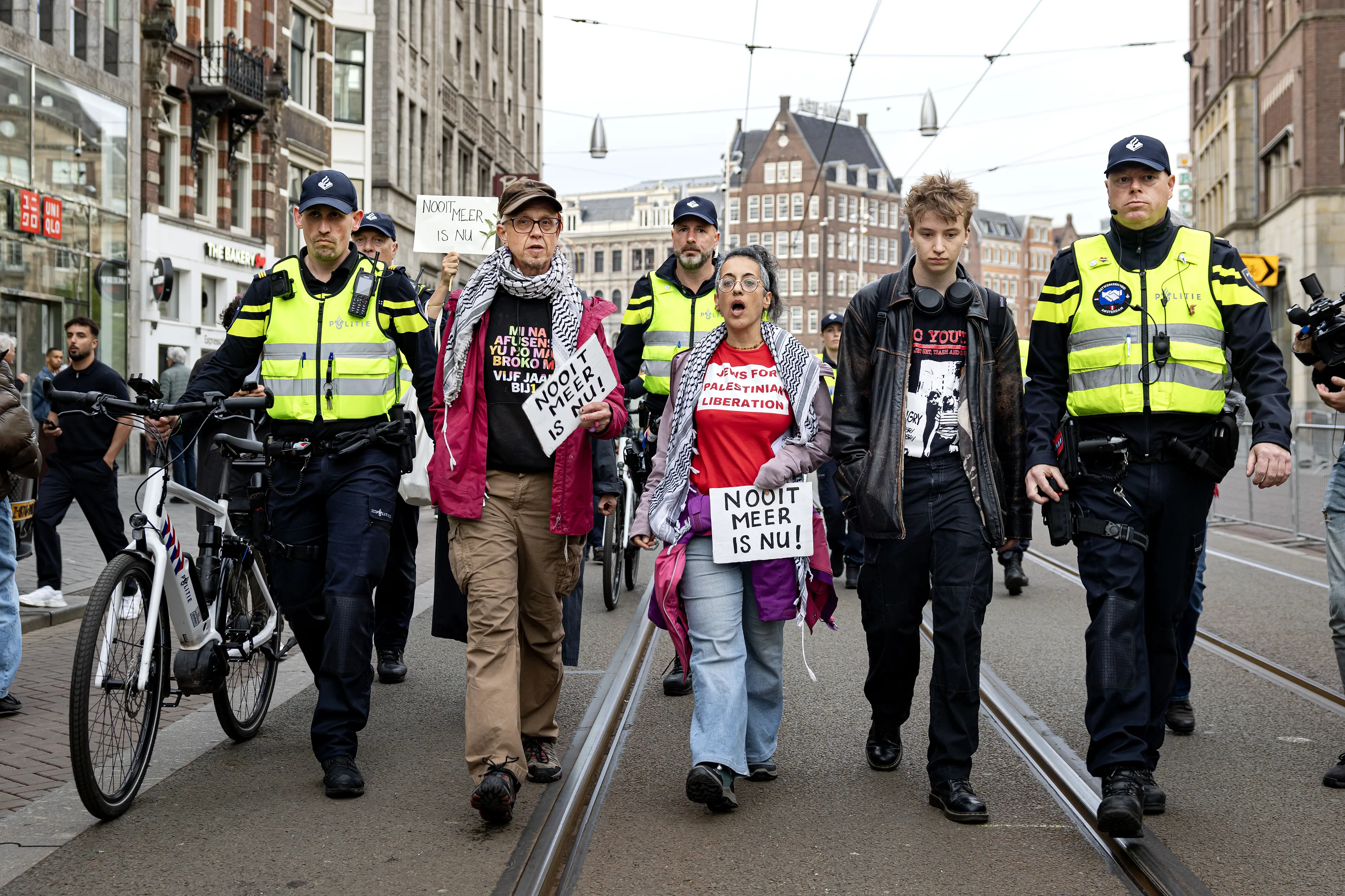 Demonstranten van Dam verwijderd vlak voor Dodenherdenking