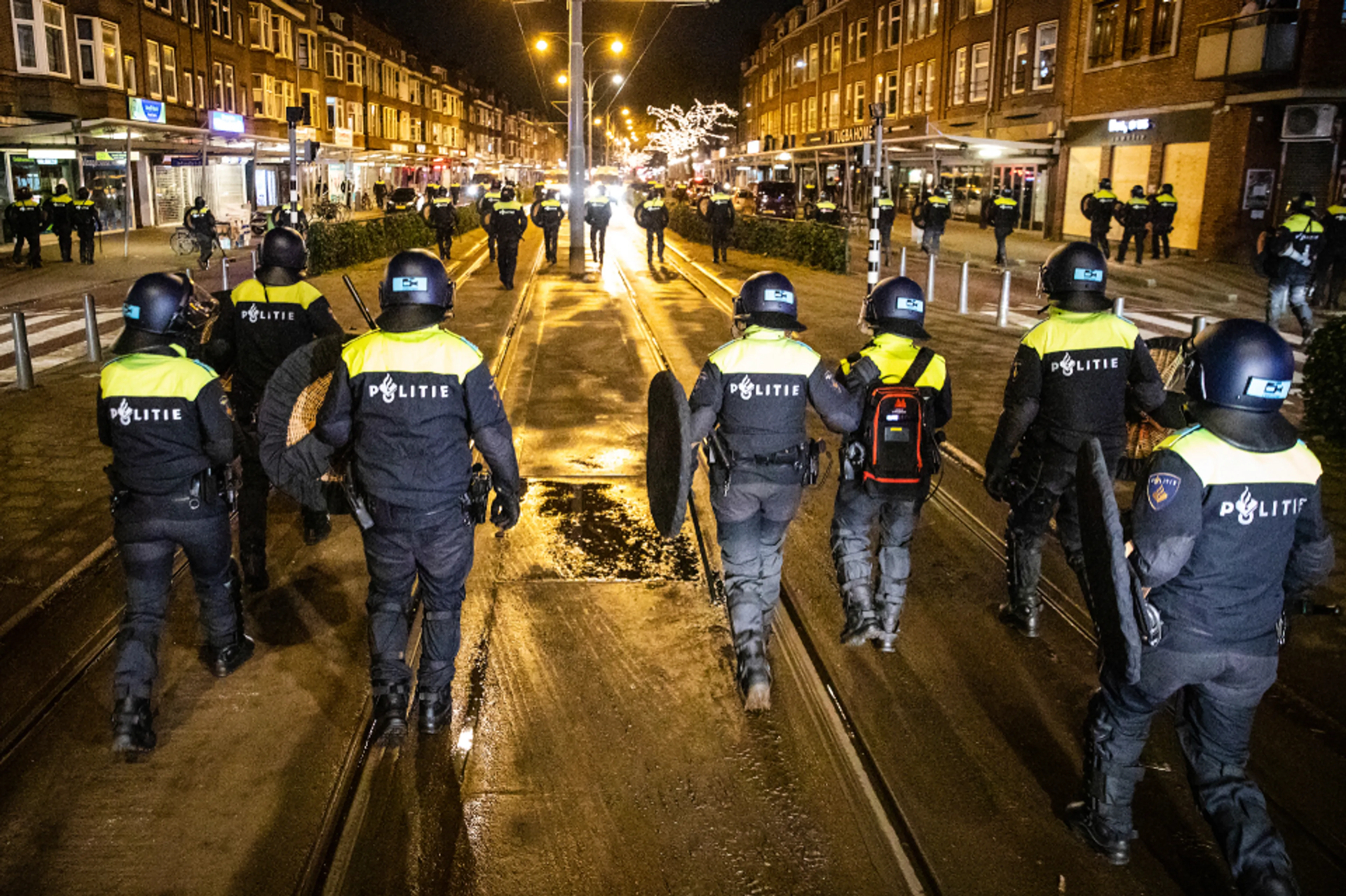 Cel- en taakstraffen voor betrokkenheid avondklokrellen
