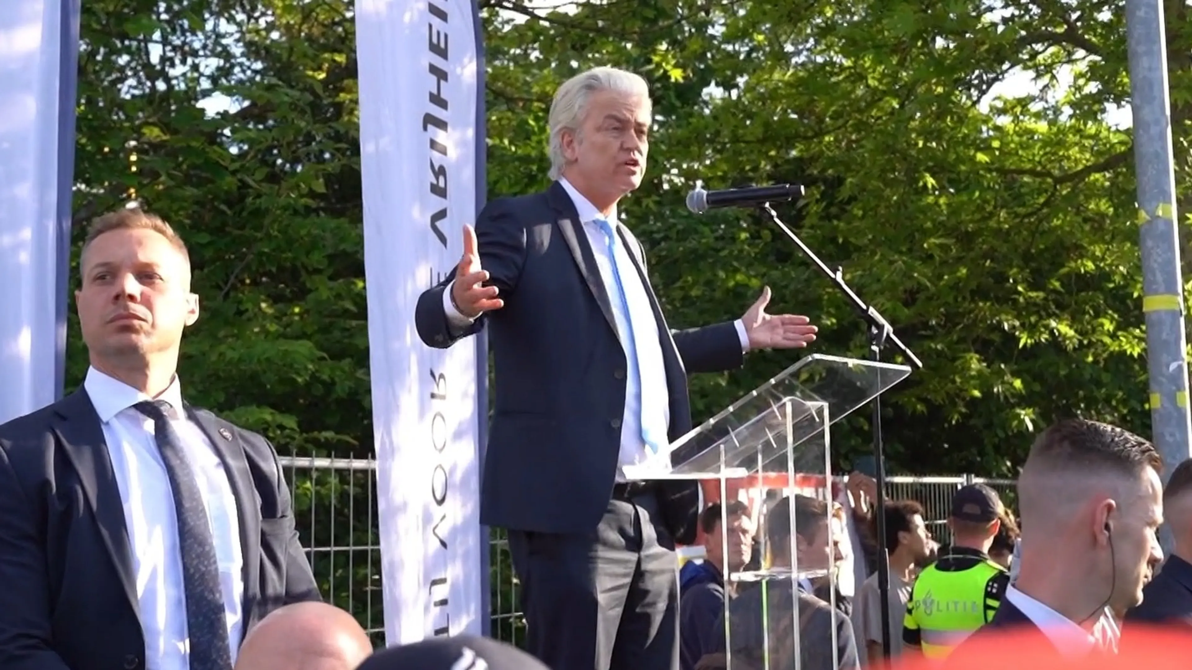 Druk in Engelen, waar Geert Wilders spreekt bij protest tegen asielzoekers