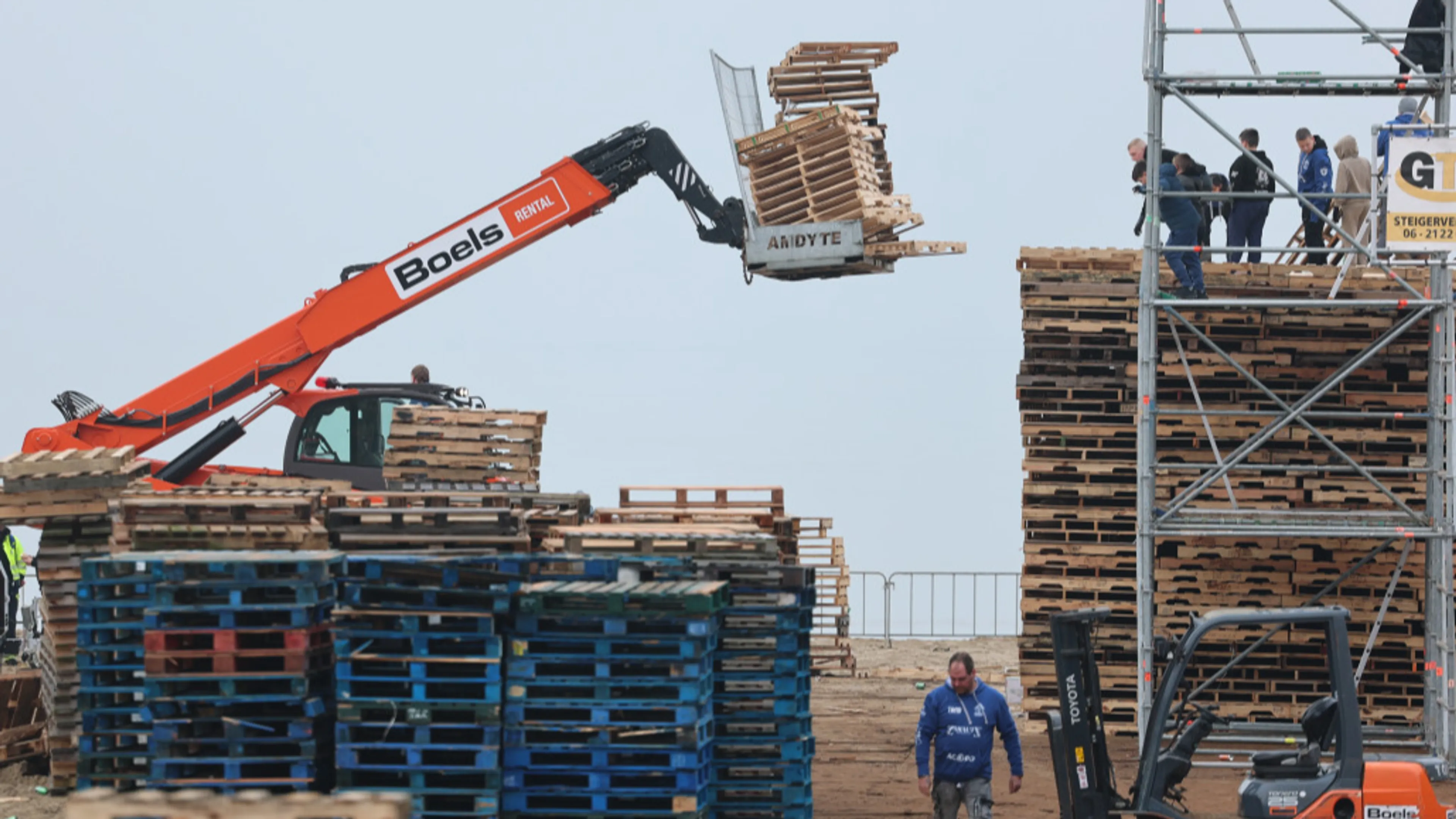 ZIEN: opbouw vreugdevuur Scheveningen begonnen