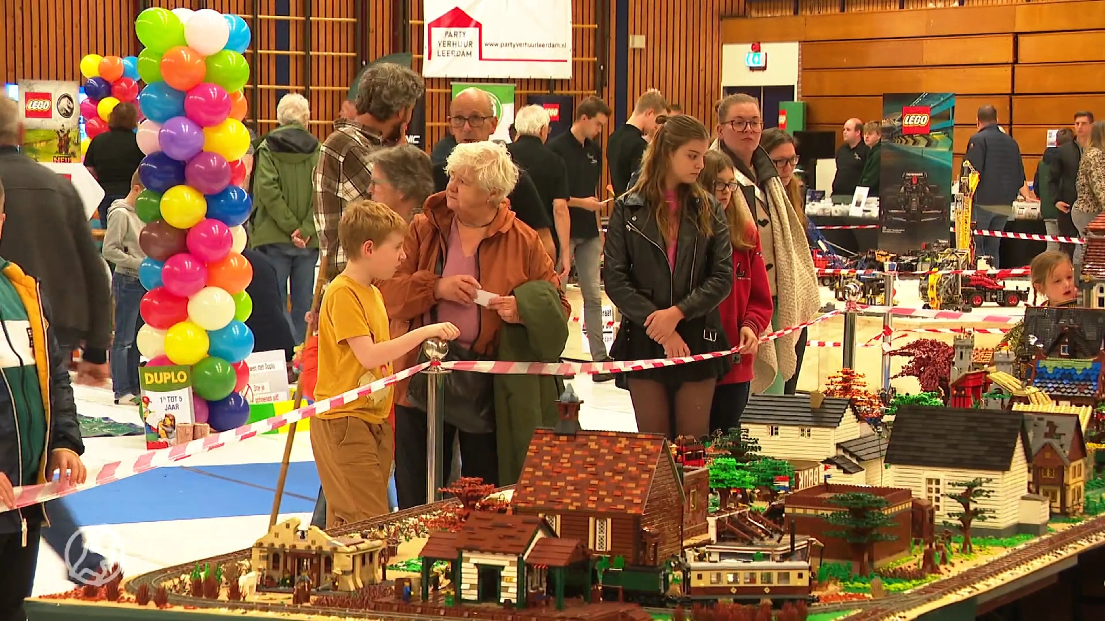 LEGO-kunstwerk van 2,5 miljoen steentjes te zien in Leerdam: 'Negen maanden aan gewerkt'