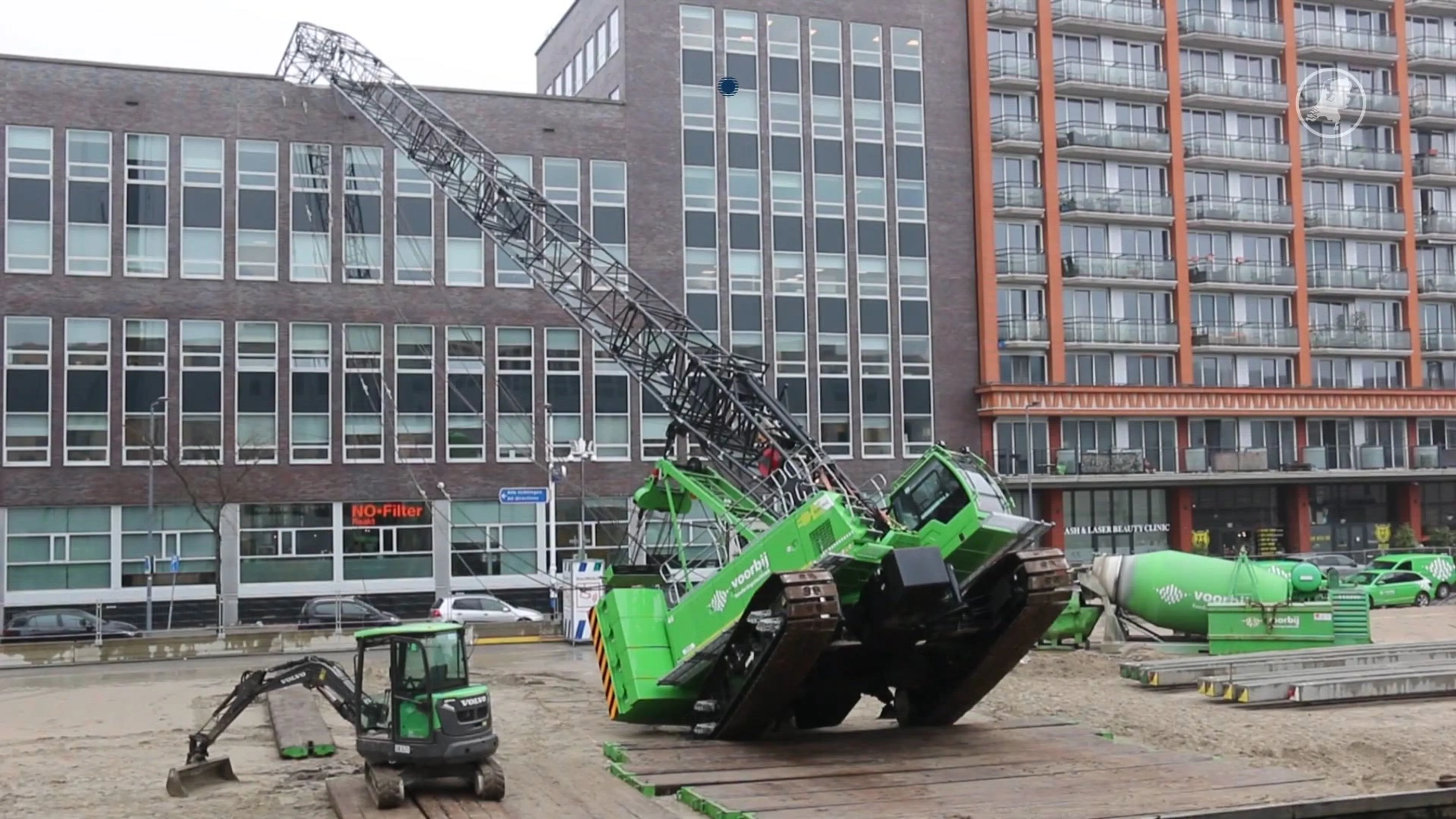 Grote bouwkraan stort neer op kantoorpand in Rotterdam