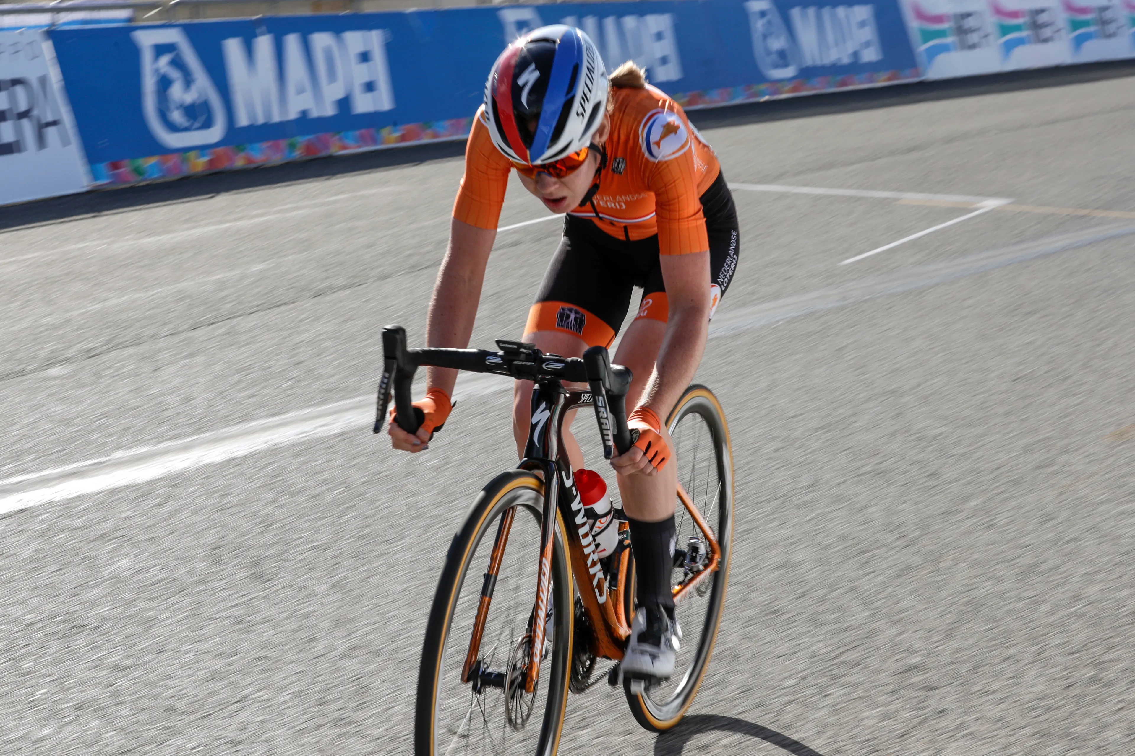Wielrenster Anne van der Breggen pakt tweede wereldtitel in Imola
