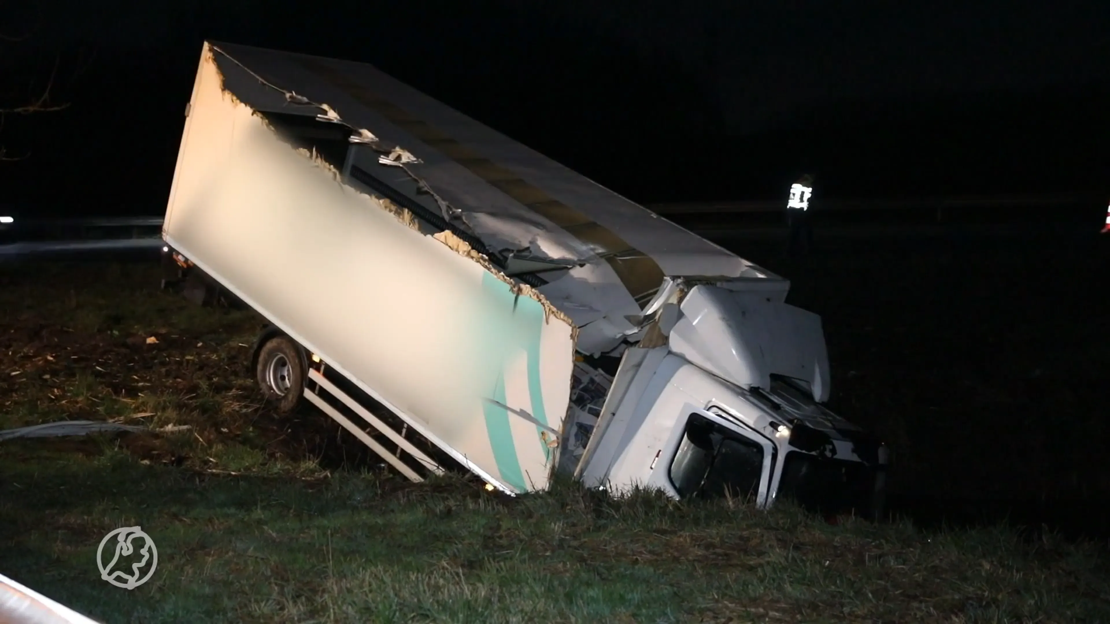 Vrachtwagen gevuld met kranten rijdt van A17 en belandt in sloot