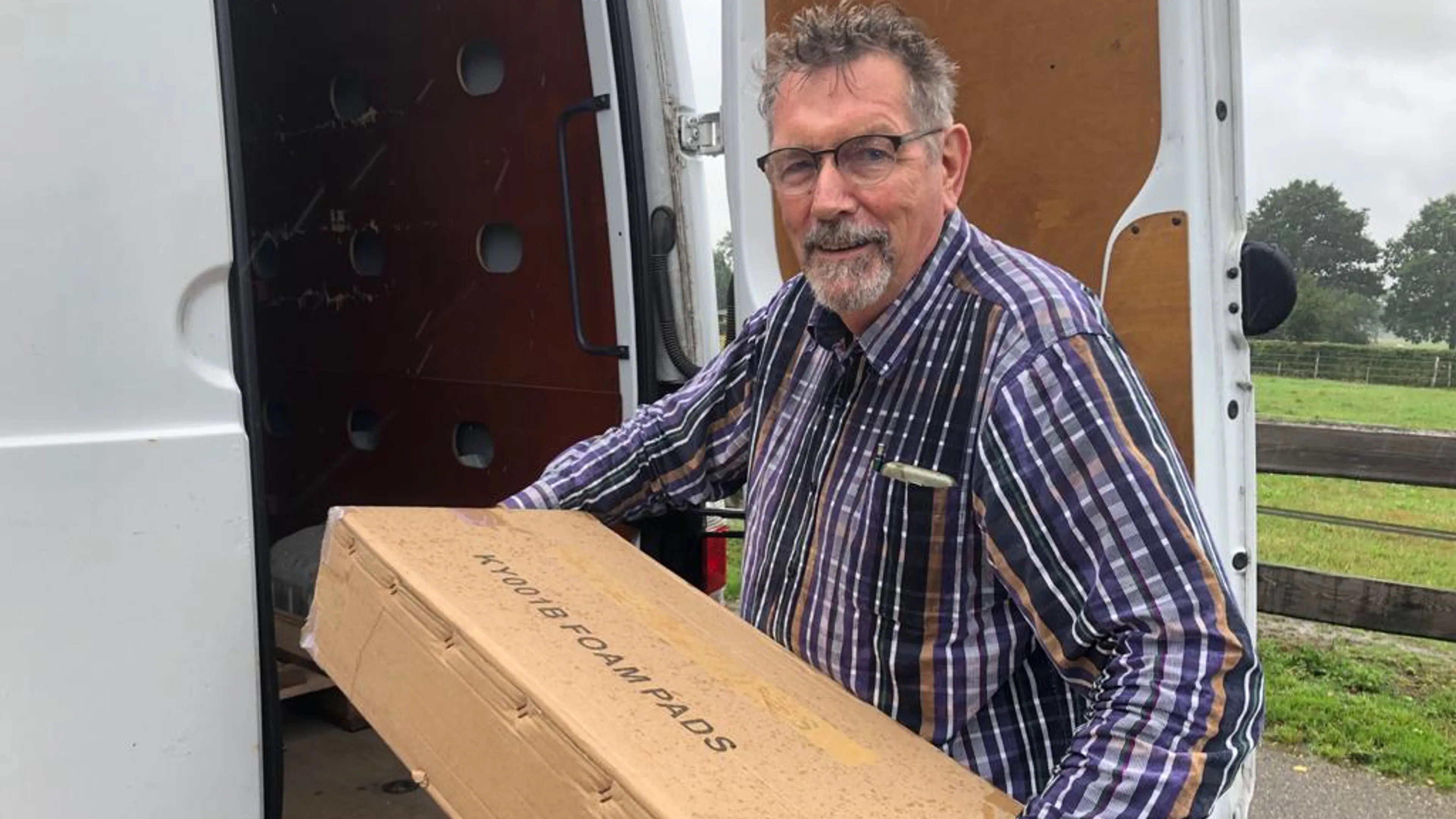Ouderen in problemen door coronacrisis: Dick (69) noodgedwongen weer aan het werk