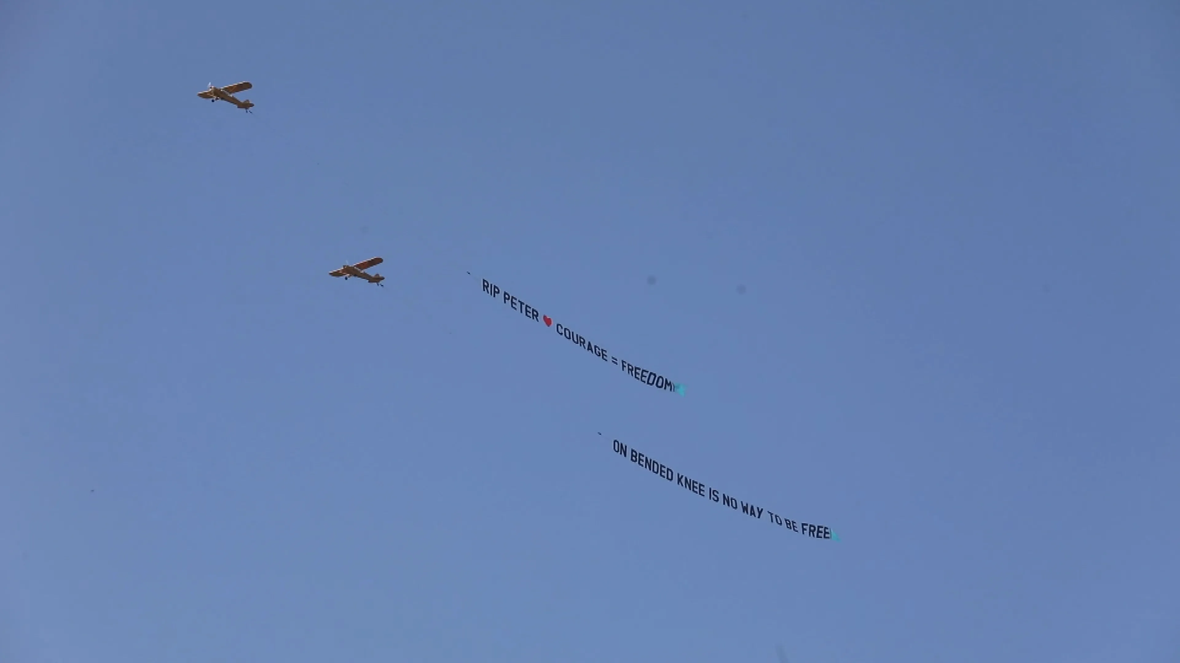 Vliegtuigjes met lijfspreuk Peter R. de Vries cirkelen boven Amsterdam