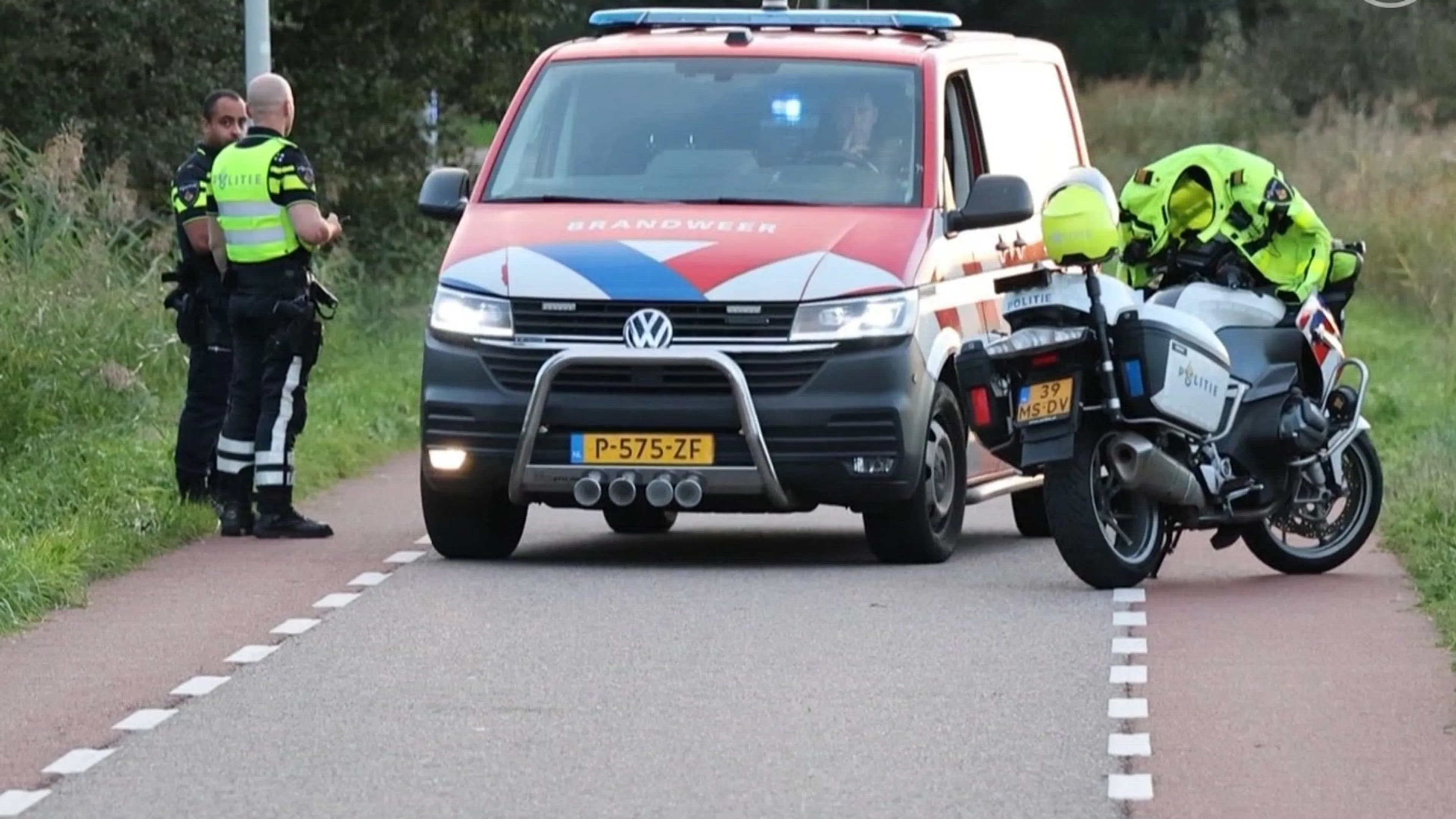 Canta belandt in water Amsterdam, omstanders redden bestuurder