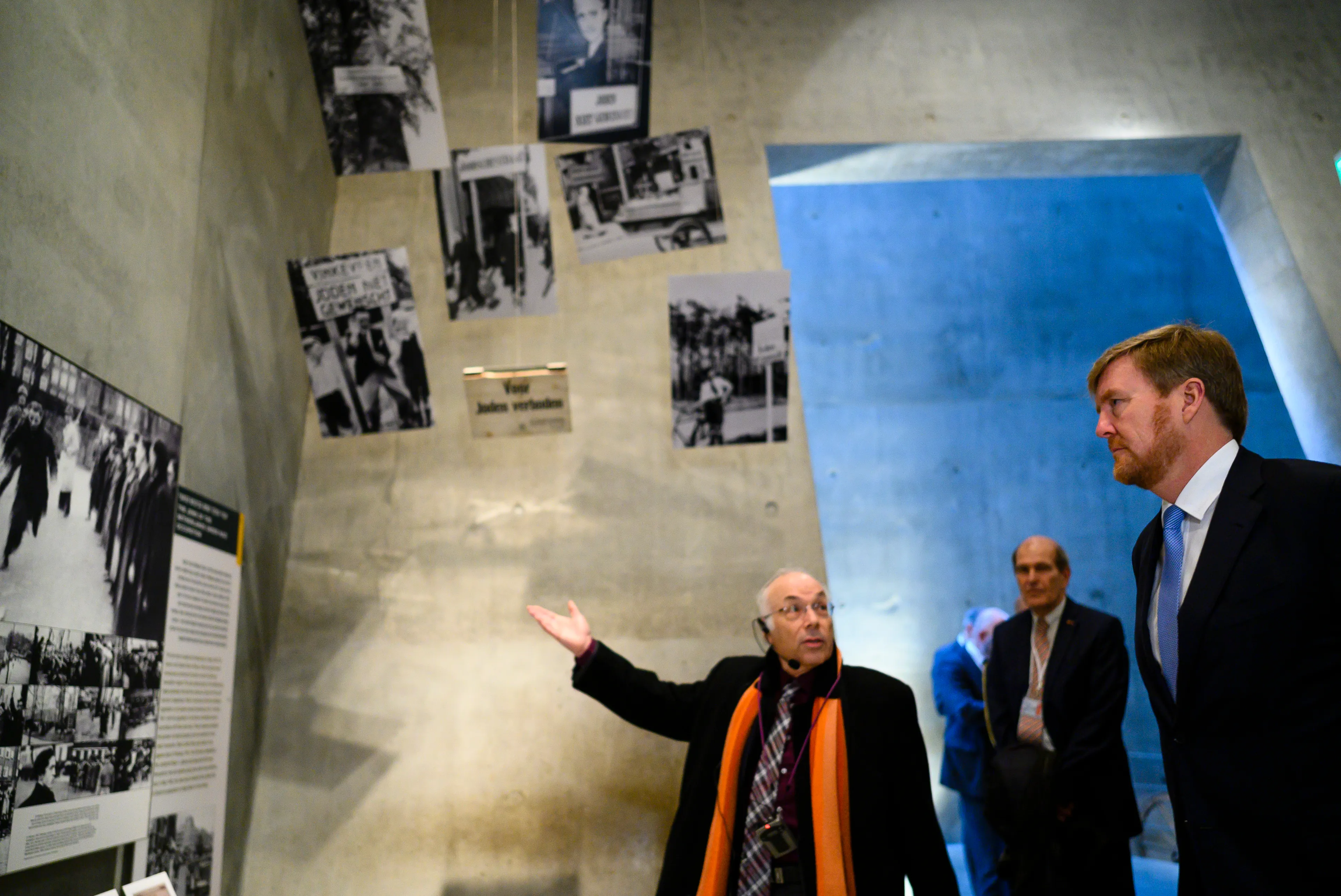 Koning rondgeleid door herdenkingscentrum voor joodse Holocaust-slachtoffers