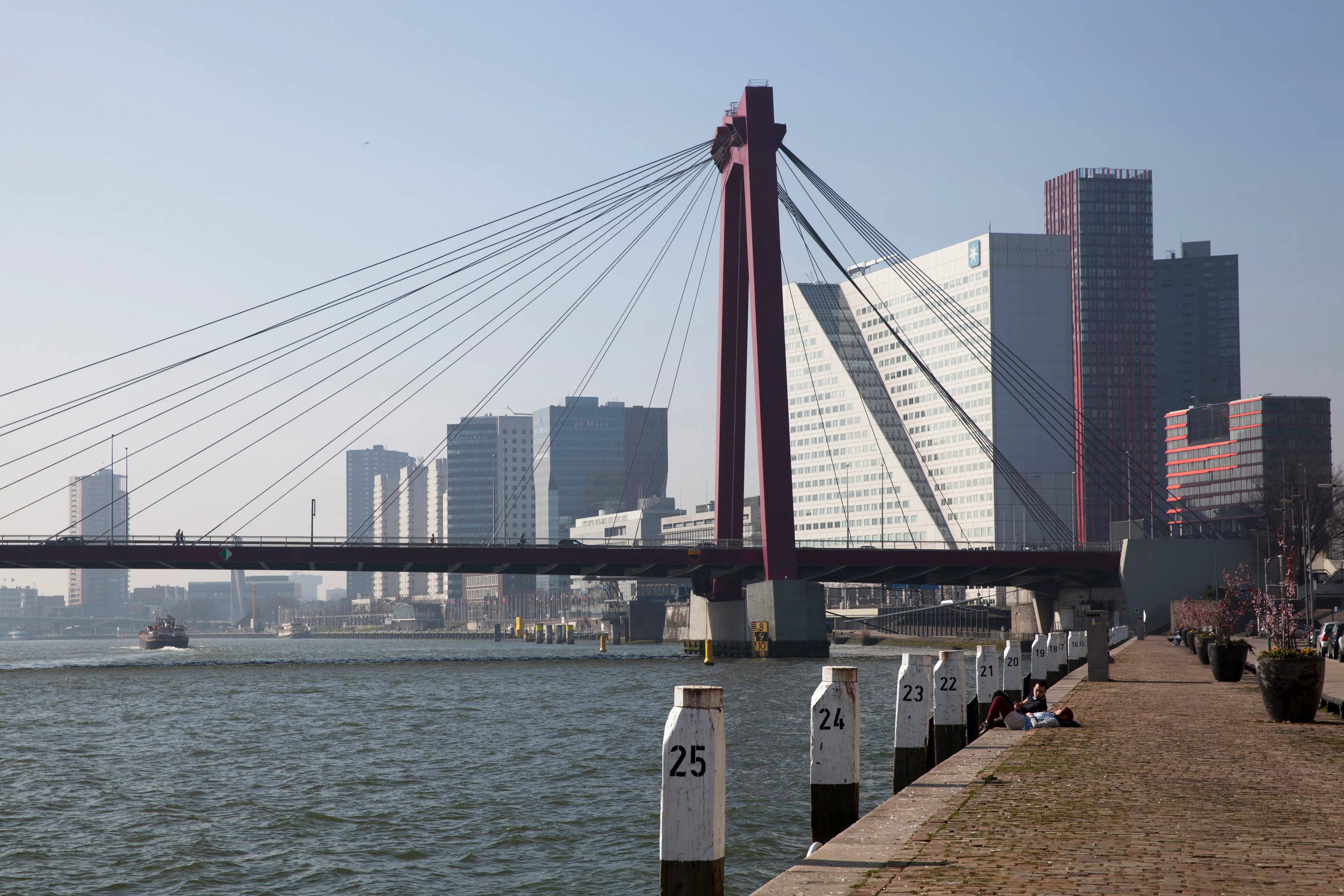 Duits binnenvaartschip botst tegen brug Rotterdam en verliest drie containers