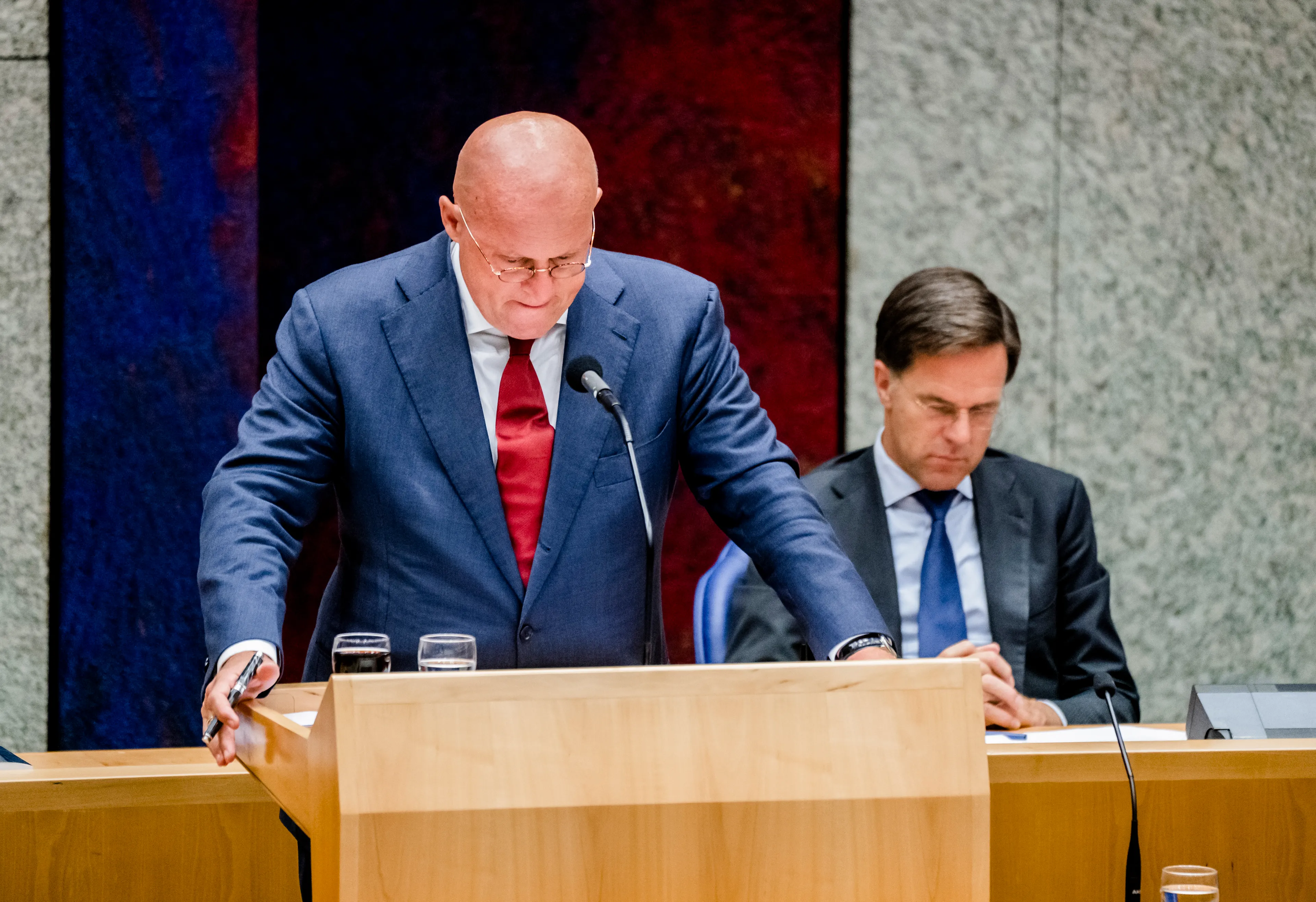 Grapperhaus kan aanblijven als minister ondanks ophef om 'corona-bruiloft': 'Ik heb het zelf beslist niet goed gedaan'