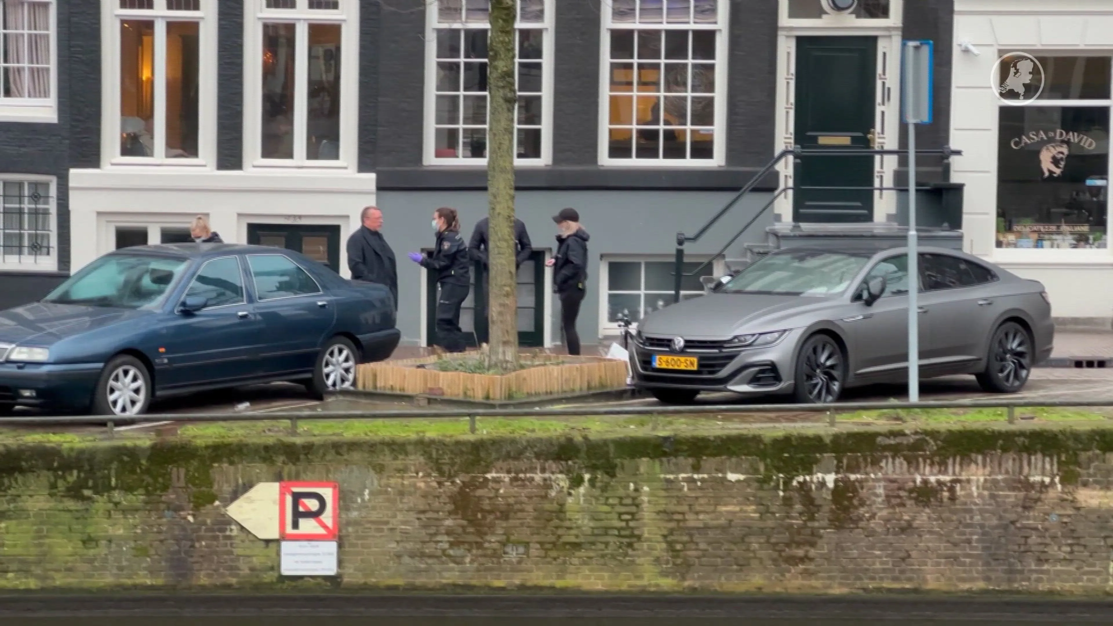 Politie schiet man neer na 'dreigende situatie' in Amsterdam