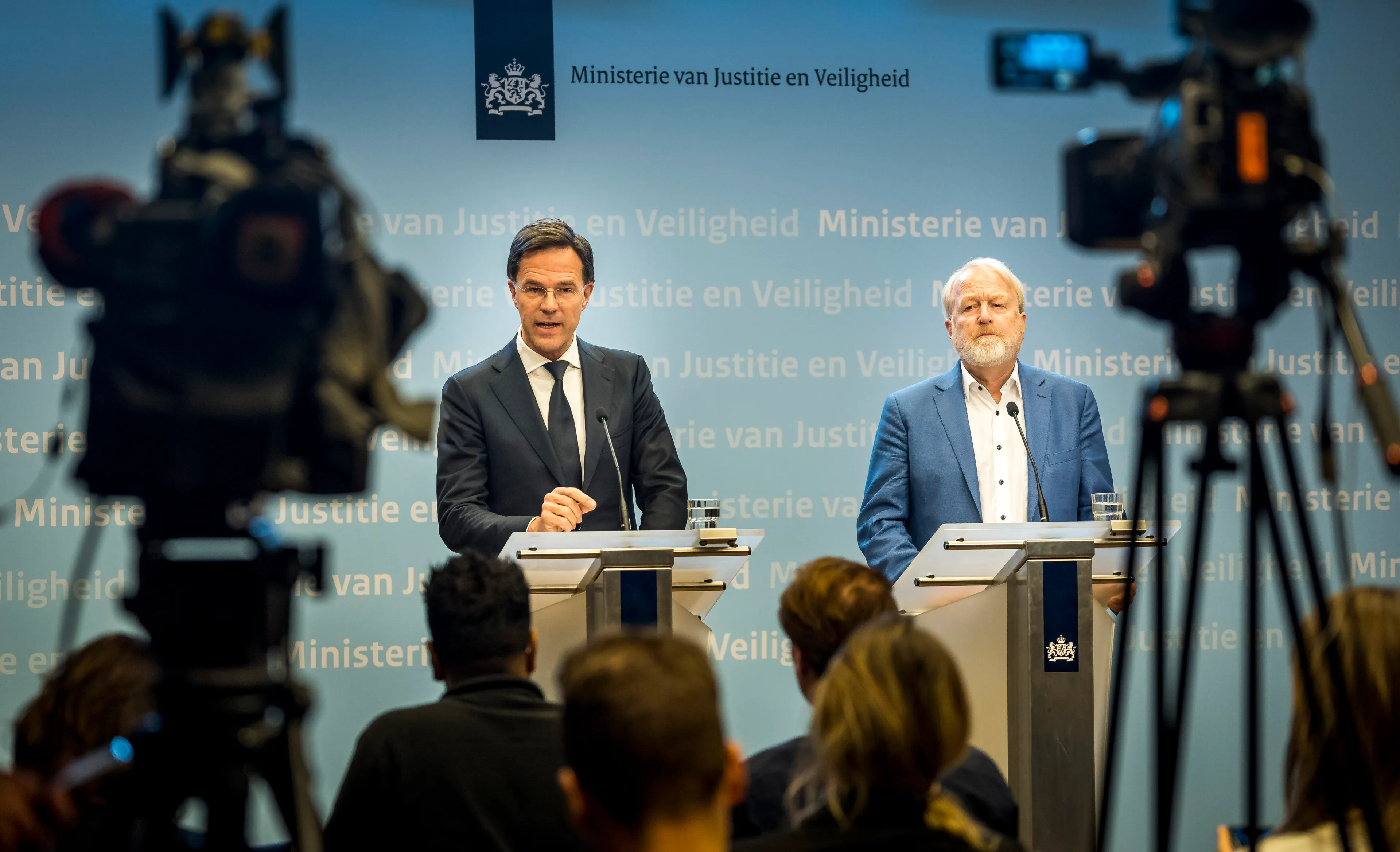 Rutte roept op: 'Stop met handen schudden om coronavirus'