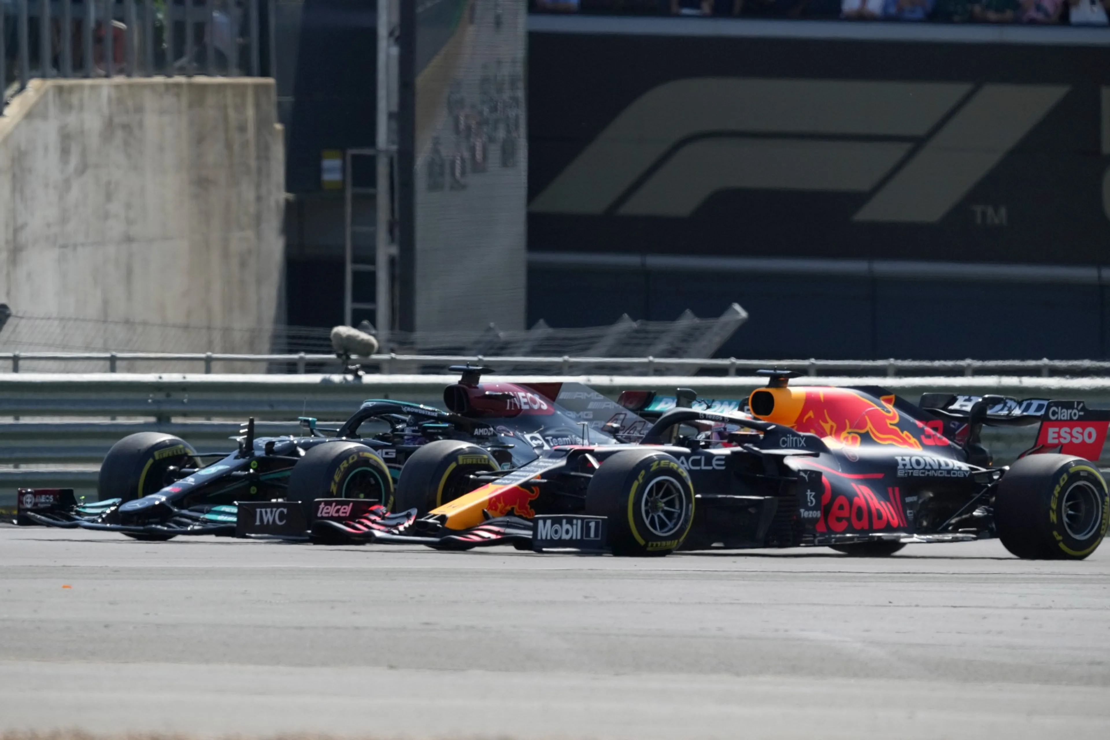 Verstappen valt na crash uit in GP Groot-Brittannië