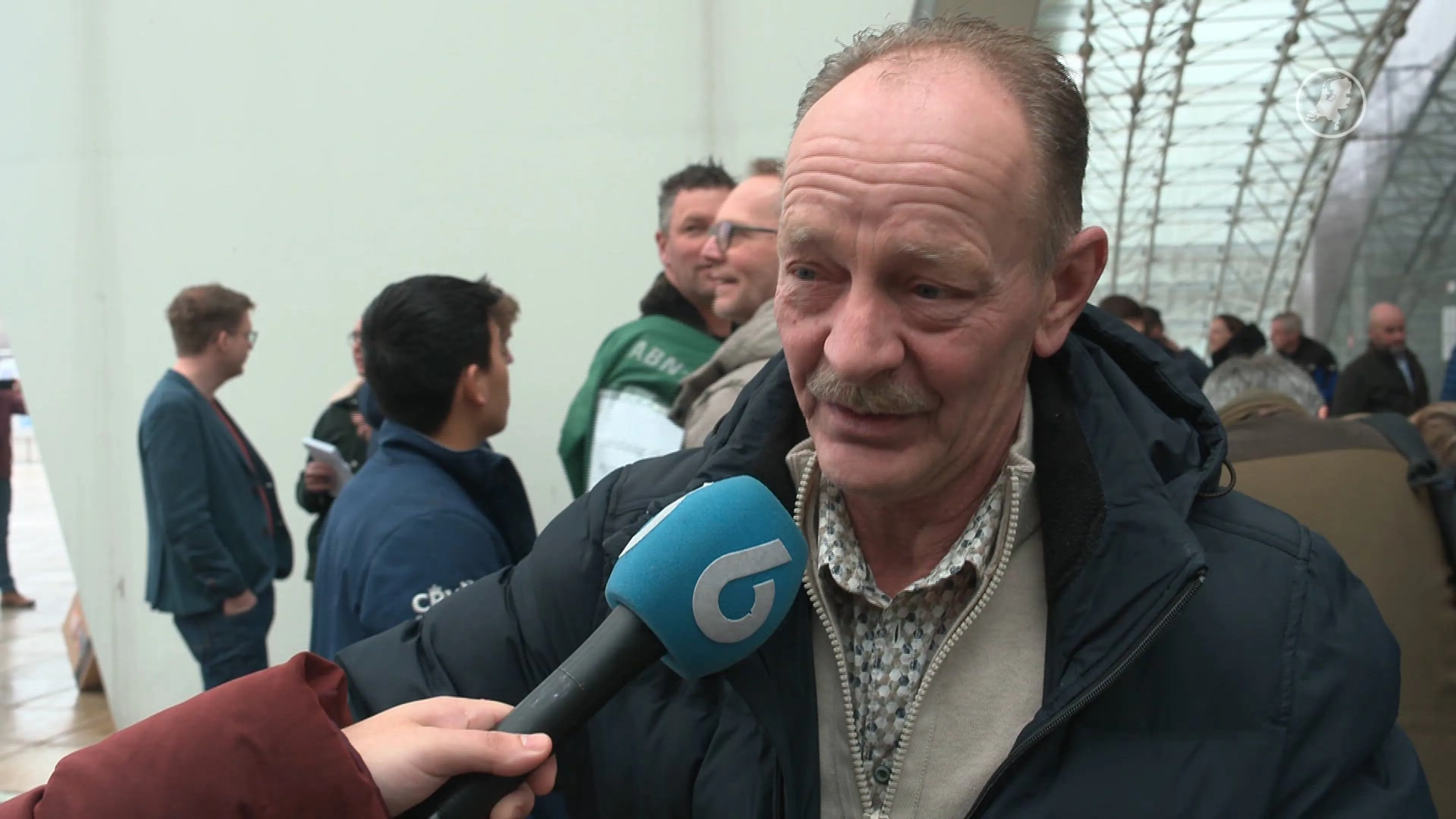 Boeren zetten tientallen verhuisdozen neer voor provinciehuis