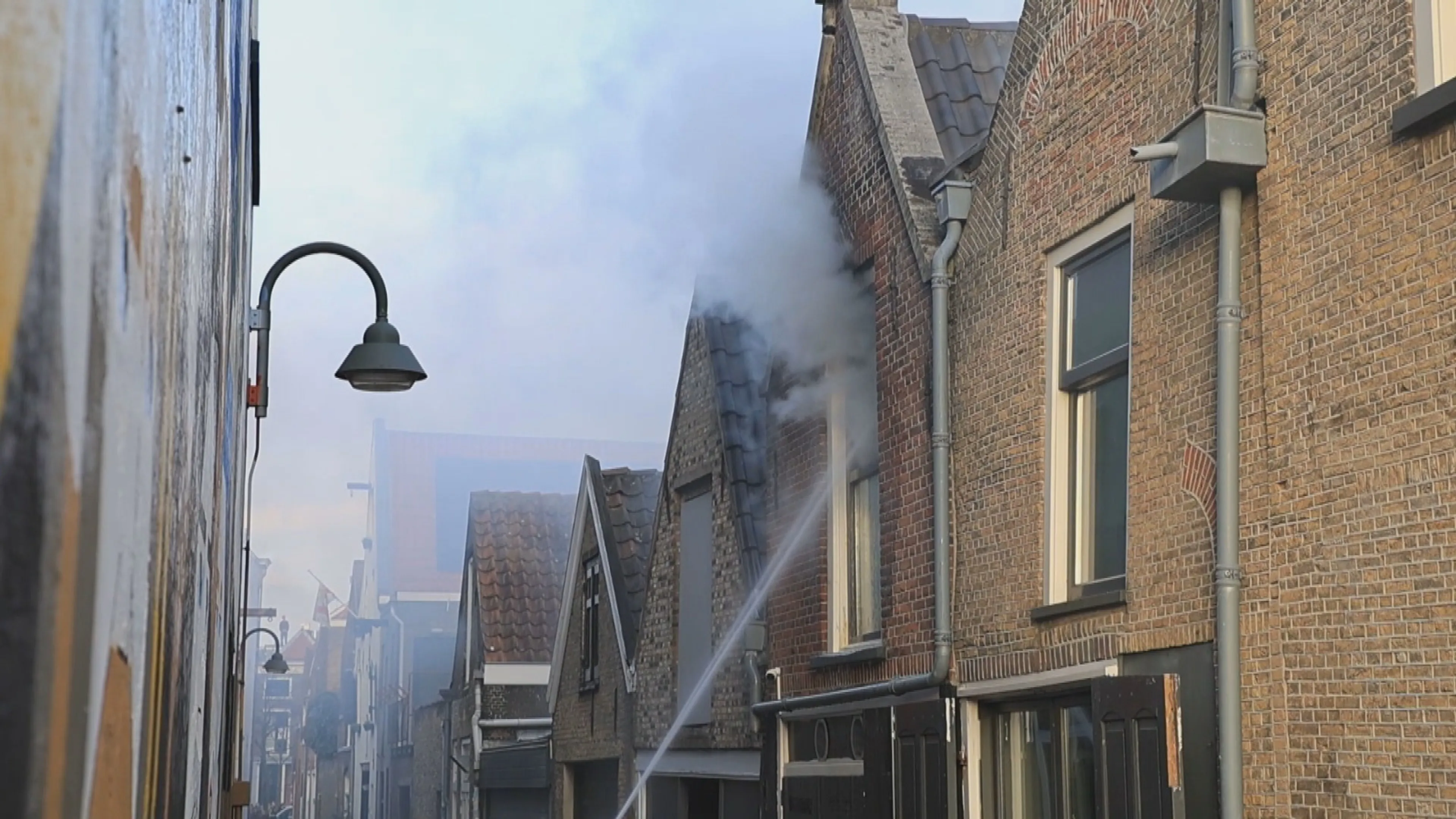 Grote brand in binnenstad van Delft, meerdere panden ontruimd