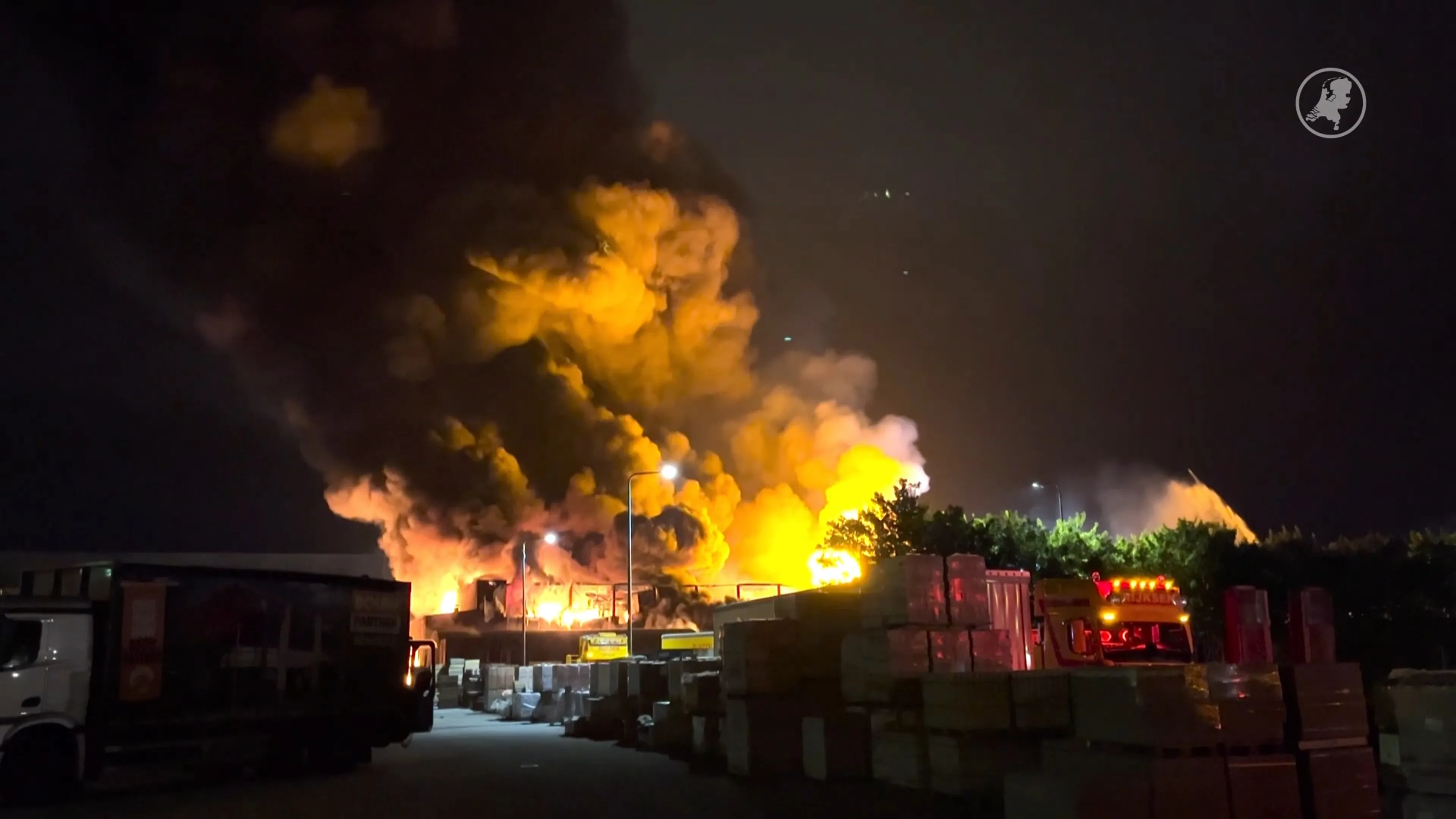 Zeer grote brand in veevoederbedrijf in Veenendaal