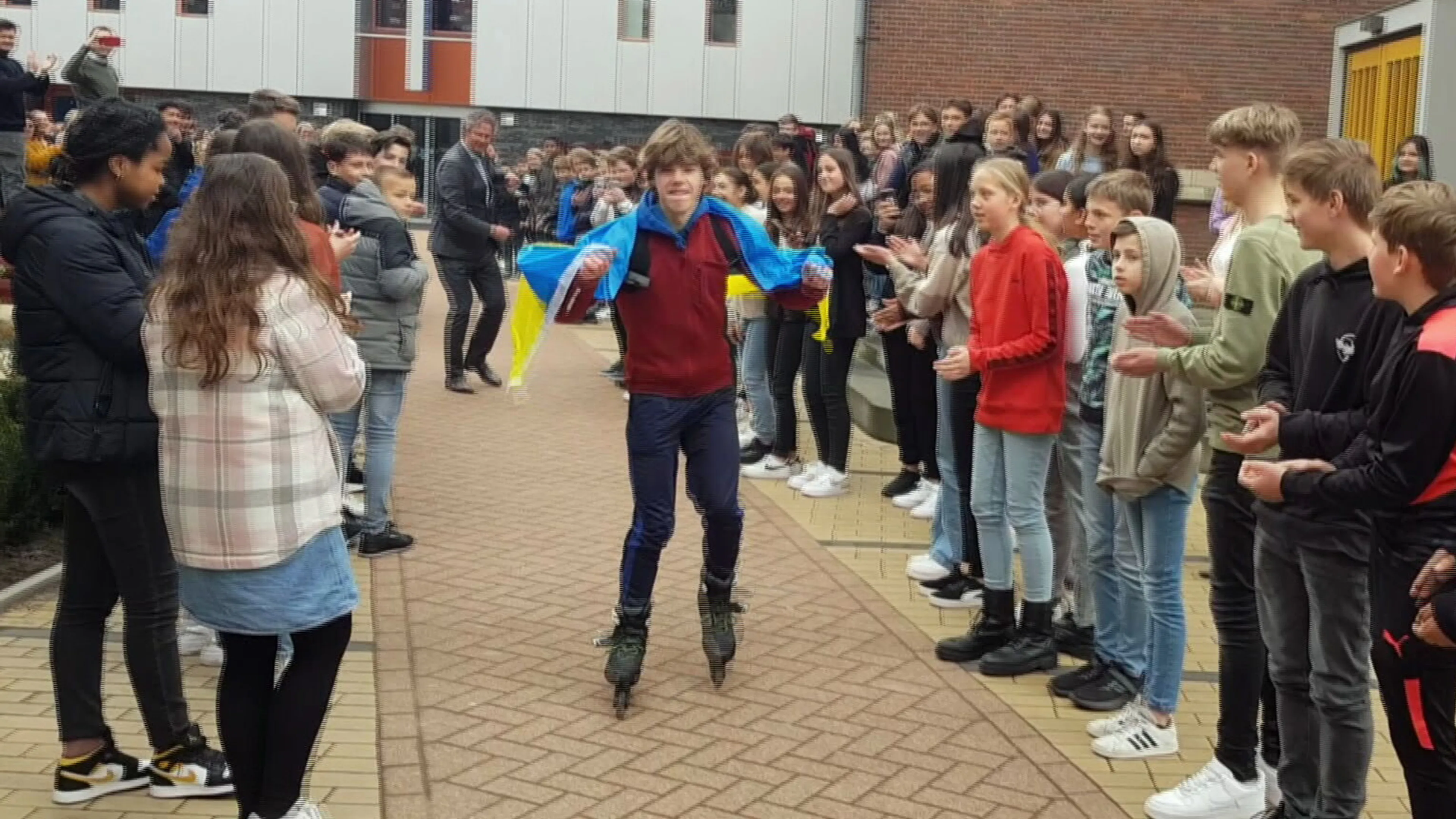 Marc (16) skeelert 24 uur door sneeuw en regen voor Oekraïne