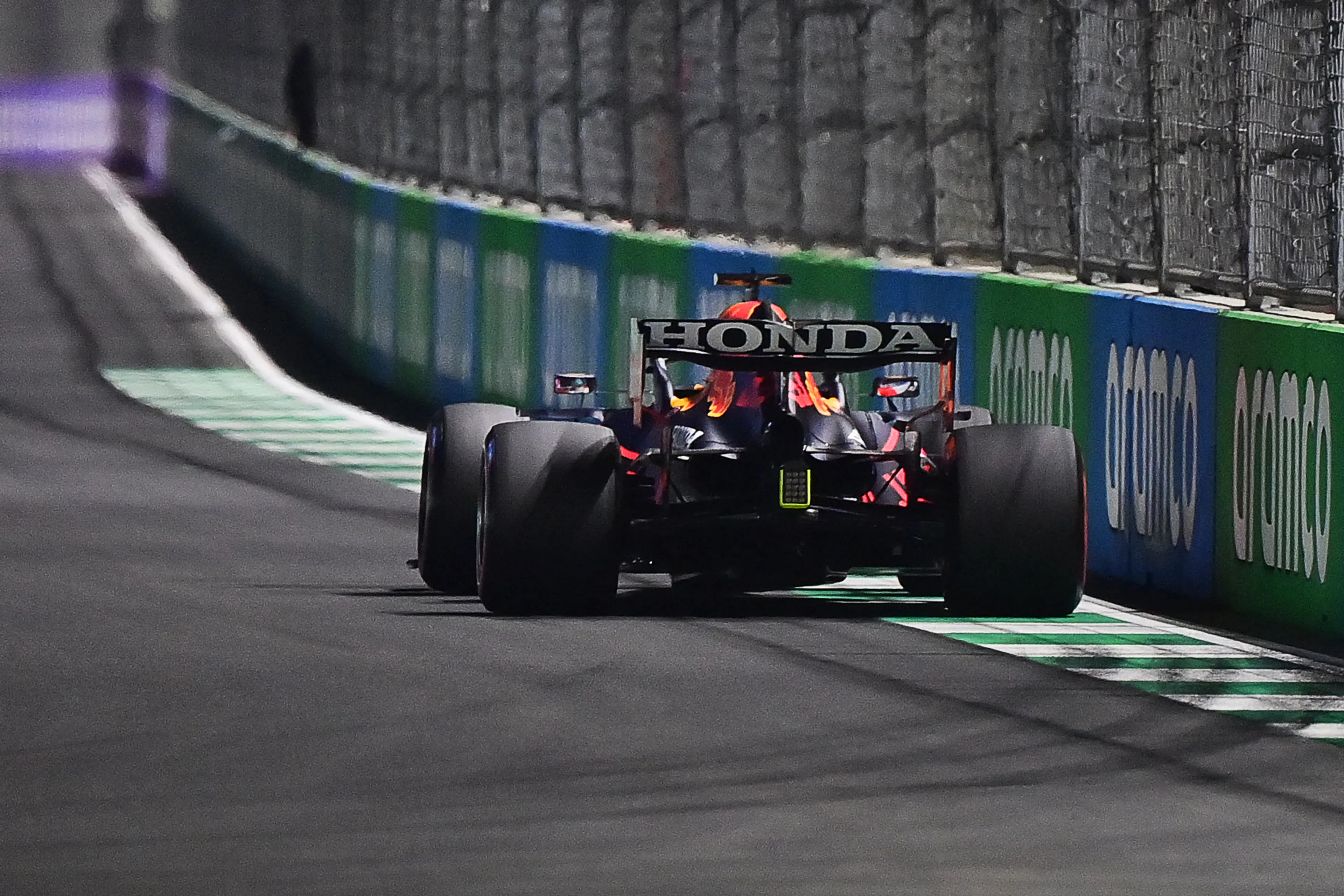 Verstappen ramt muur en verspeelt pole in Djedda: 'Ik begrijp niet wat er fout ging'
