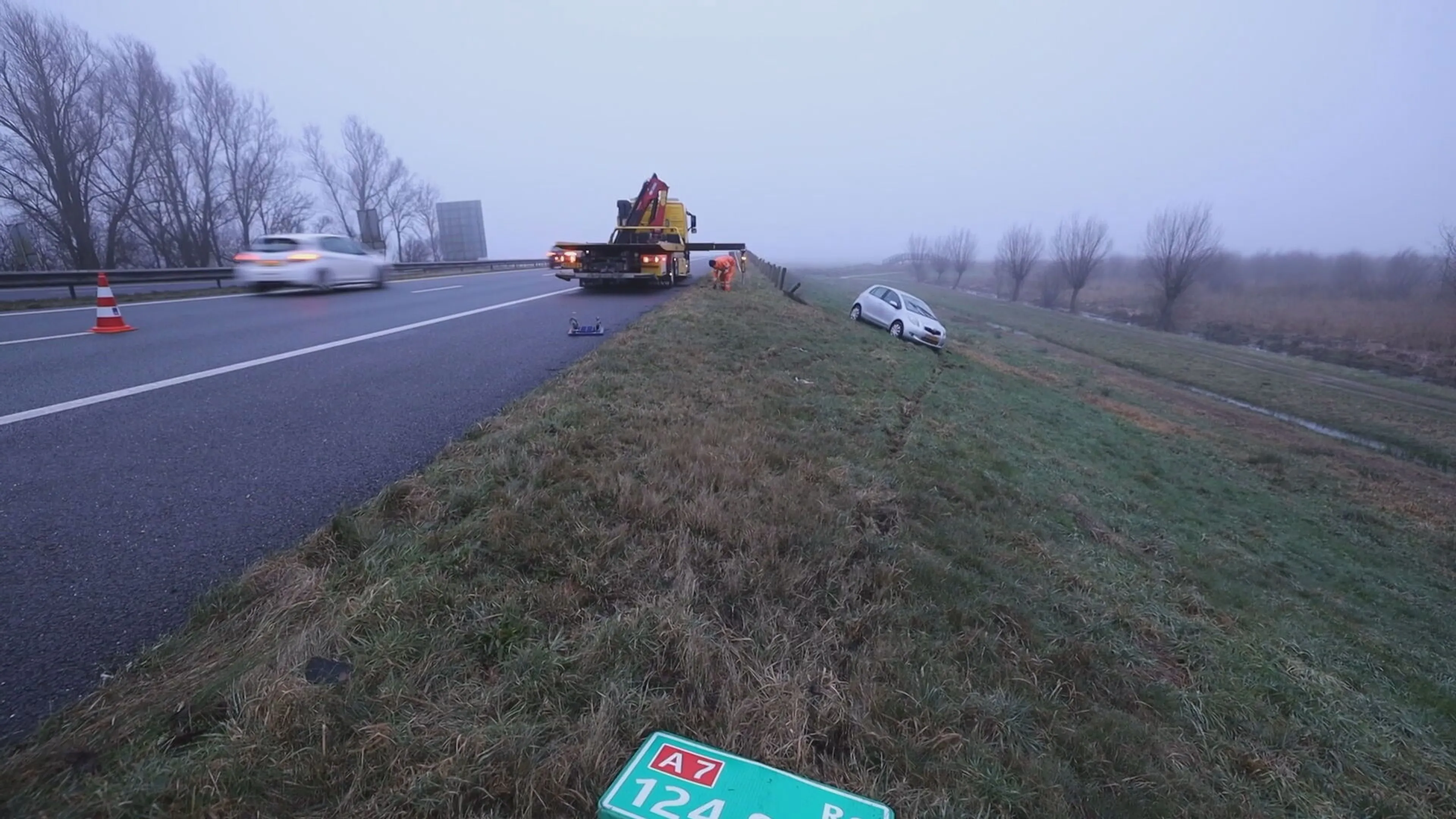 Spekgladde wegen zorgen voor ongelukken: 'Hoeft u niet de weg op, blijf dan thuis'